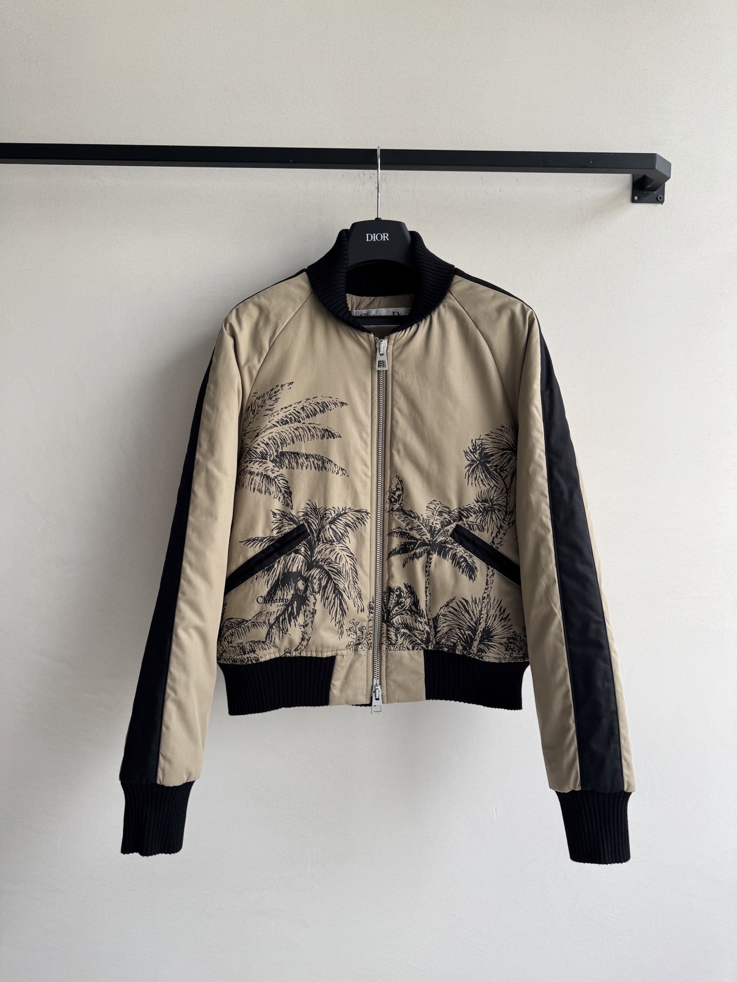 Dio*🆕秋冬新款，棉服夹克外套，飞行服款式设计，休闲时尚大方，里衬菱格设计ＳＭＬ.