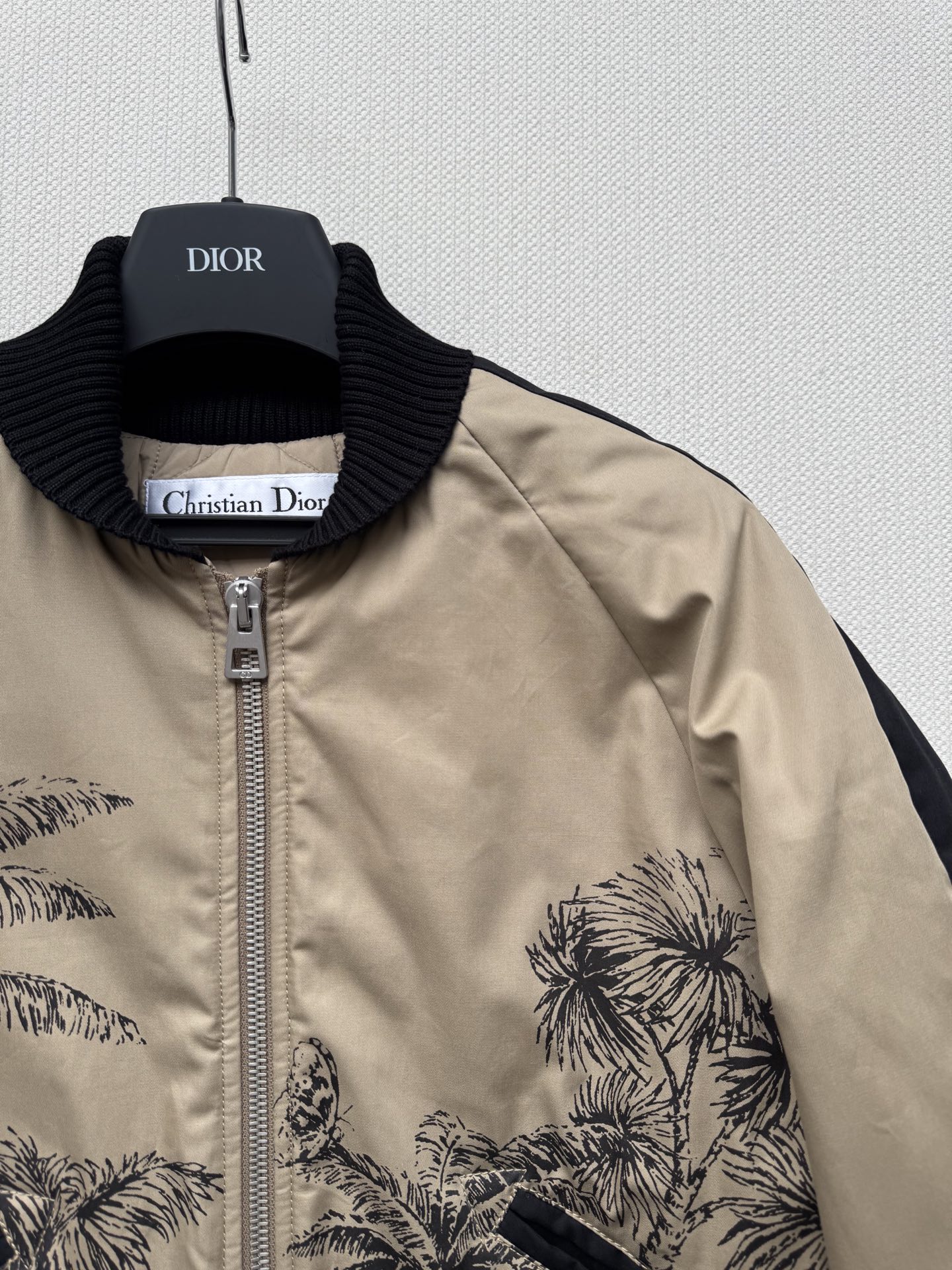 Dio*🆕秋冬新款，棉服夹克外套，飞行服款式设计，休闲时尚大方，里衬菱格设计ＳＭＬ.