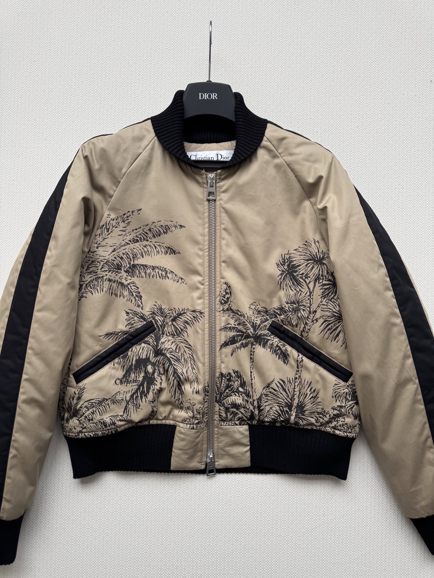 Dio*🆕秋冬新款，棉服夹克外套，飞行服款式设计，休闲时尚大方，里衬菱格设计ＳＭＬ.