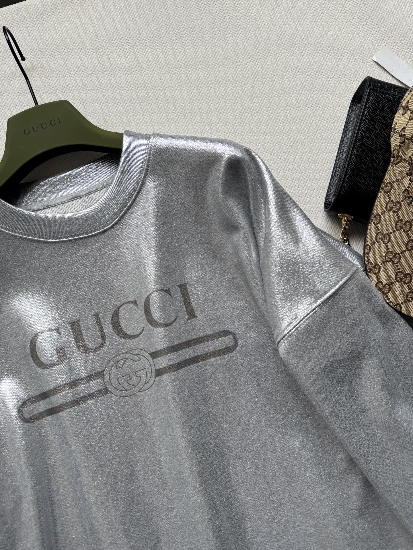Gucc*🆕新款卫衣
踏入Al元年 继Y2k之后来到 Y3K
这系列主要元素是冷调金属色
但素！款式非常