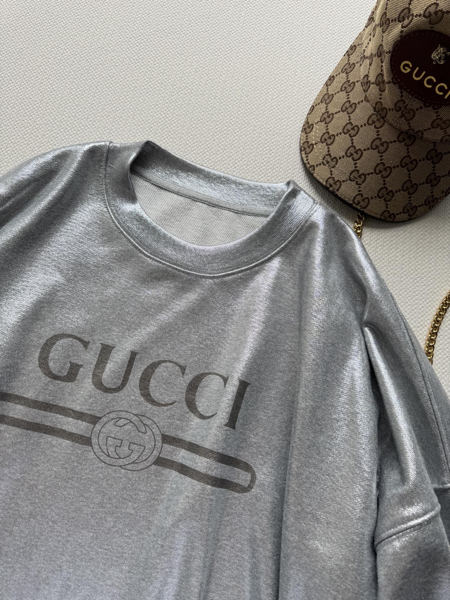 Gucc*🆕新款卫衣
踏入Al元年 继Y2k之后来到 Y3K
这系列主要元素是冷调金属色
但素！款式非常