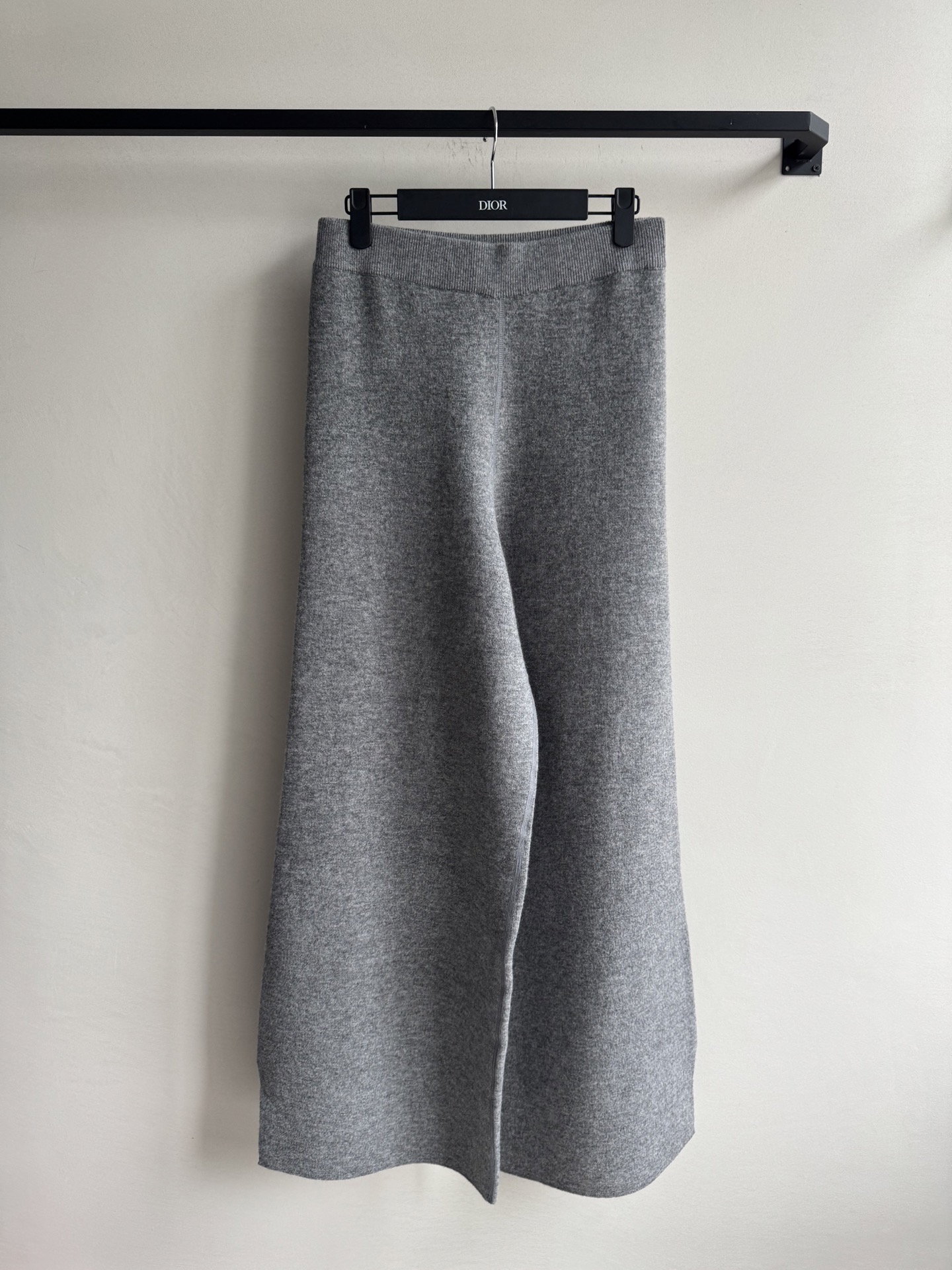 Dio*🆕新款，双面穿刺绣长裤👖精纺针织羊绒进行编织 精纺羊毛织物表面光洁 纹路清晰 质地紧密 上身不挑