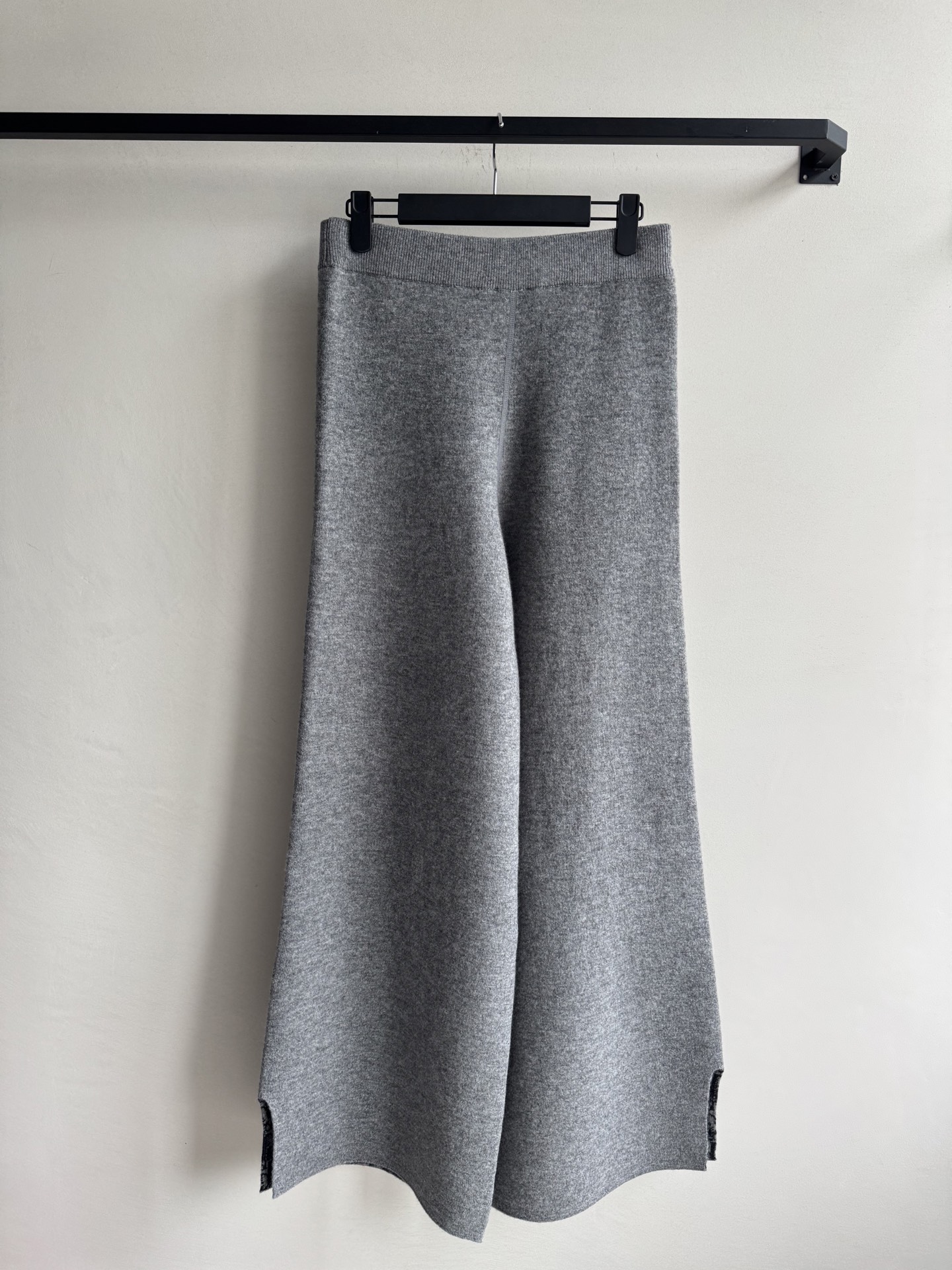 Dio*🆕新款，双面穿刺绣长裤👖精纺针织羊绒进行编织 精纺羊毛织物表面光洁 纹路清晰 质地紧密 上身不挑