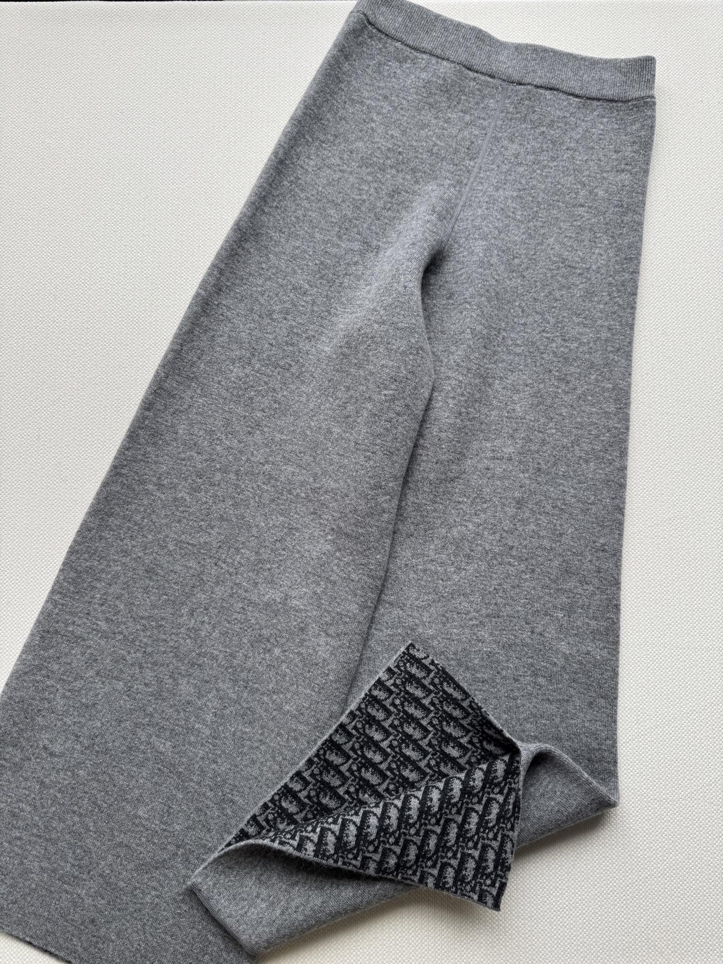 Dio*🆕新款，双面穿刺绣长裤👖精纺针织羊绒进行编织 精纺羊毛织物表面光洁 纹路清晰 质地紧密 上身不挑