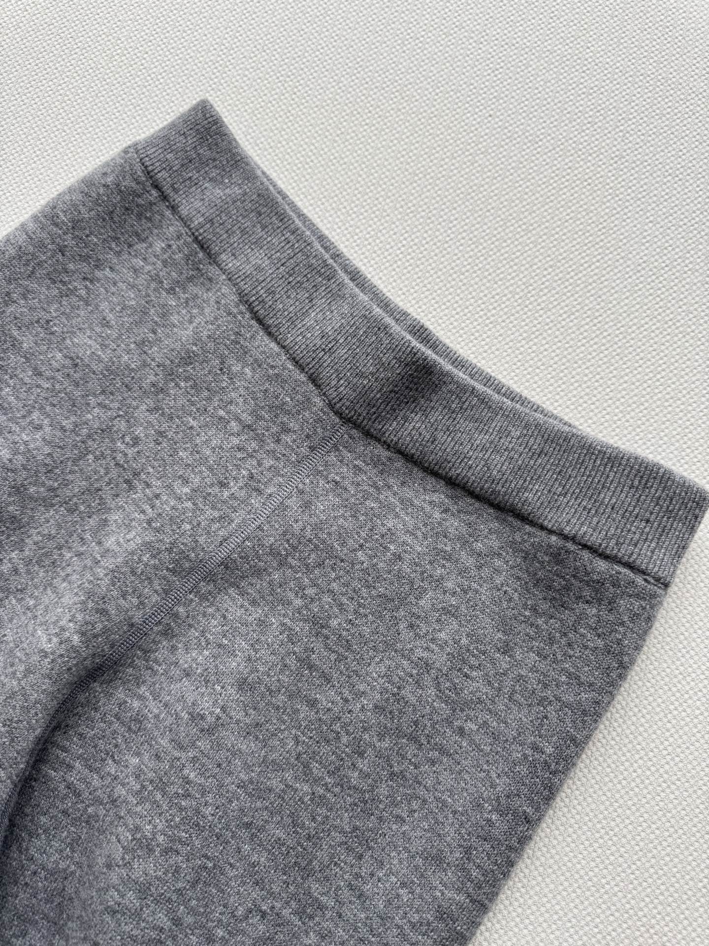 Dio*🆕新款，双面穿刺绣长裤👖精纺针织羊绒进行编织 精纺羊毛织物表面光洁 纹路清晰 质地紧密 上身不挑