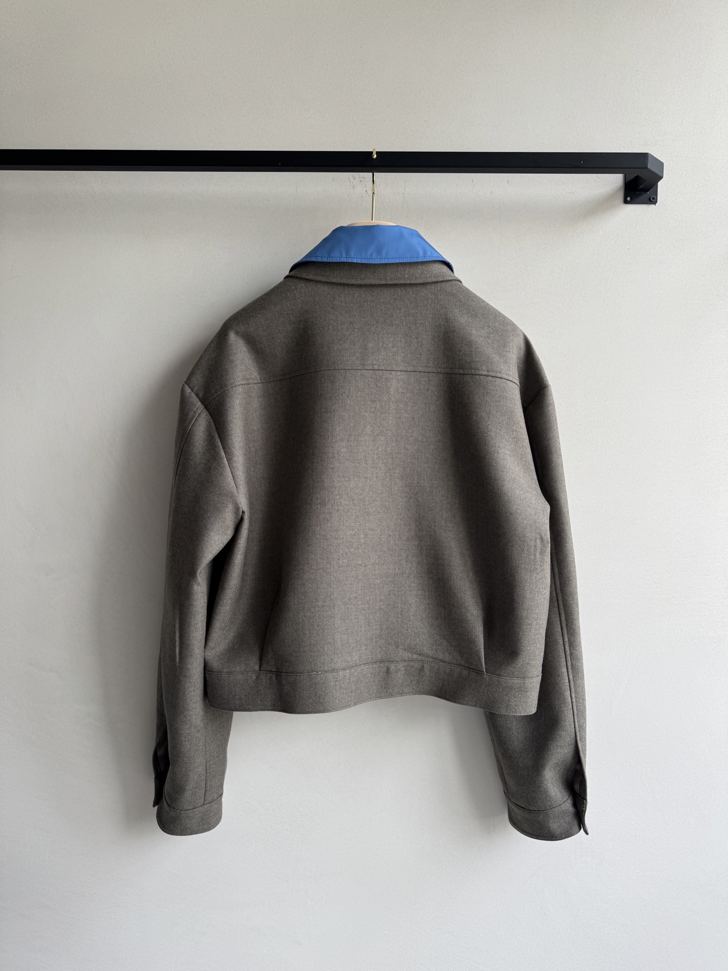 Miumi* 25FW早秋新款 刺绣徽标华达呢拼接领外套🧥纯羊毛材质 原版开发！高版出品！这款工装夹克的