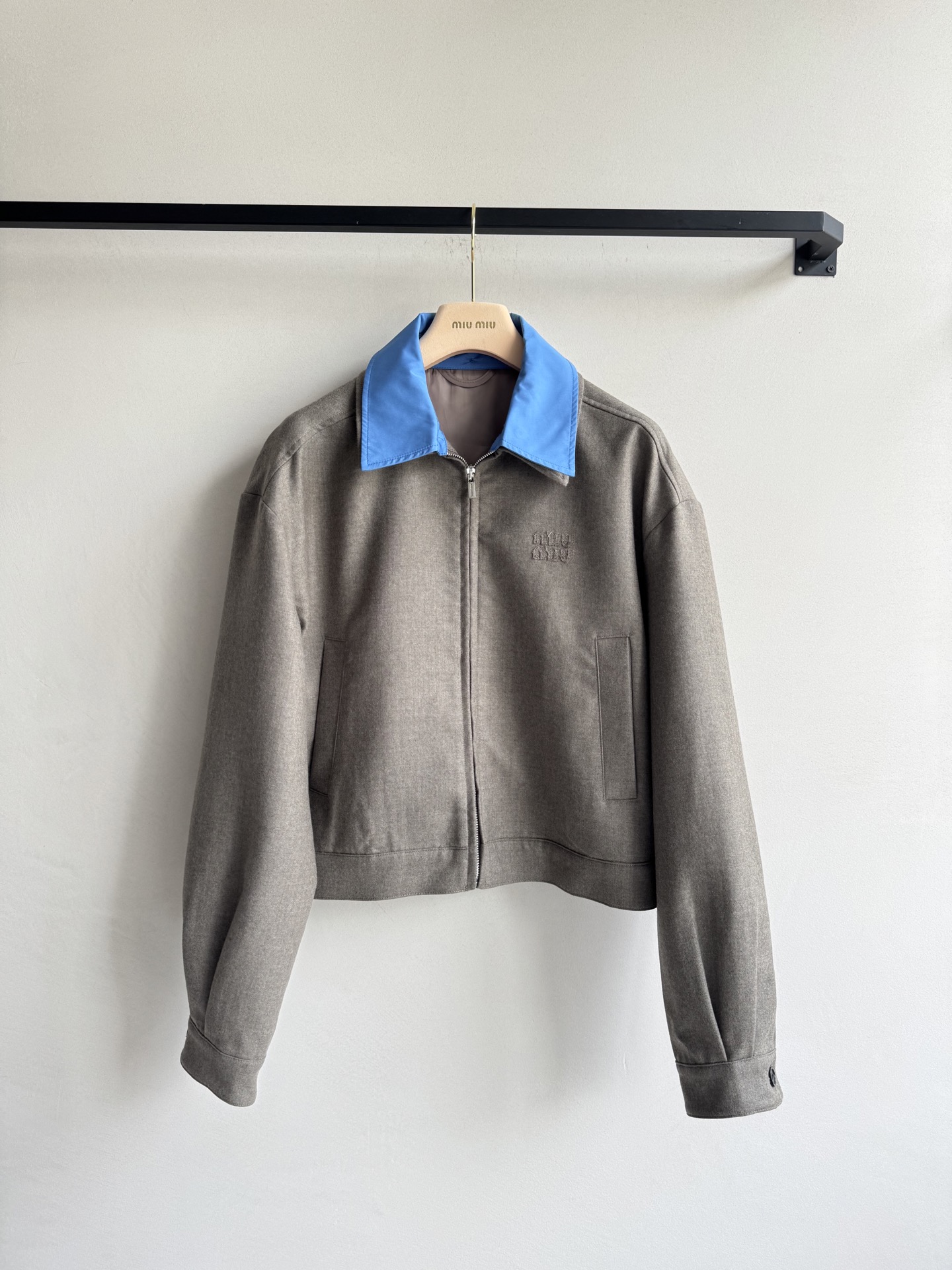 Miumi* 25FW早秋新款 刺绣徽标华达呢拼接领外套🧥纯羊毛材质 原版开发！高版出品！这款工装夹克的