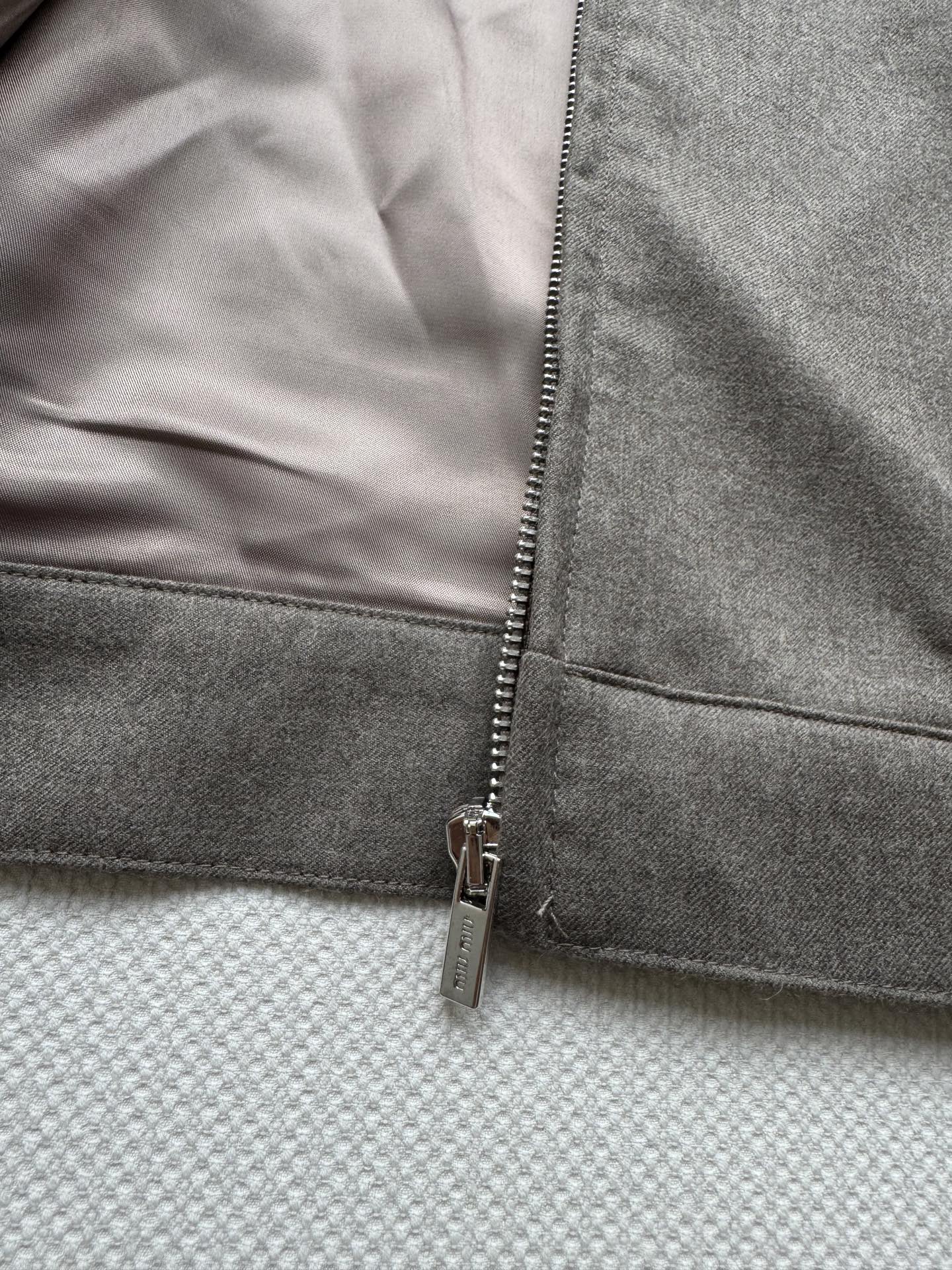 Miumi* 25FW早秋新款 刺绣徽标华达呢拼接领外套🧥纯羊毛材质 原版开发！高版出品！这款工装夹克的