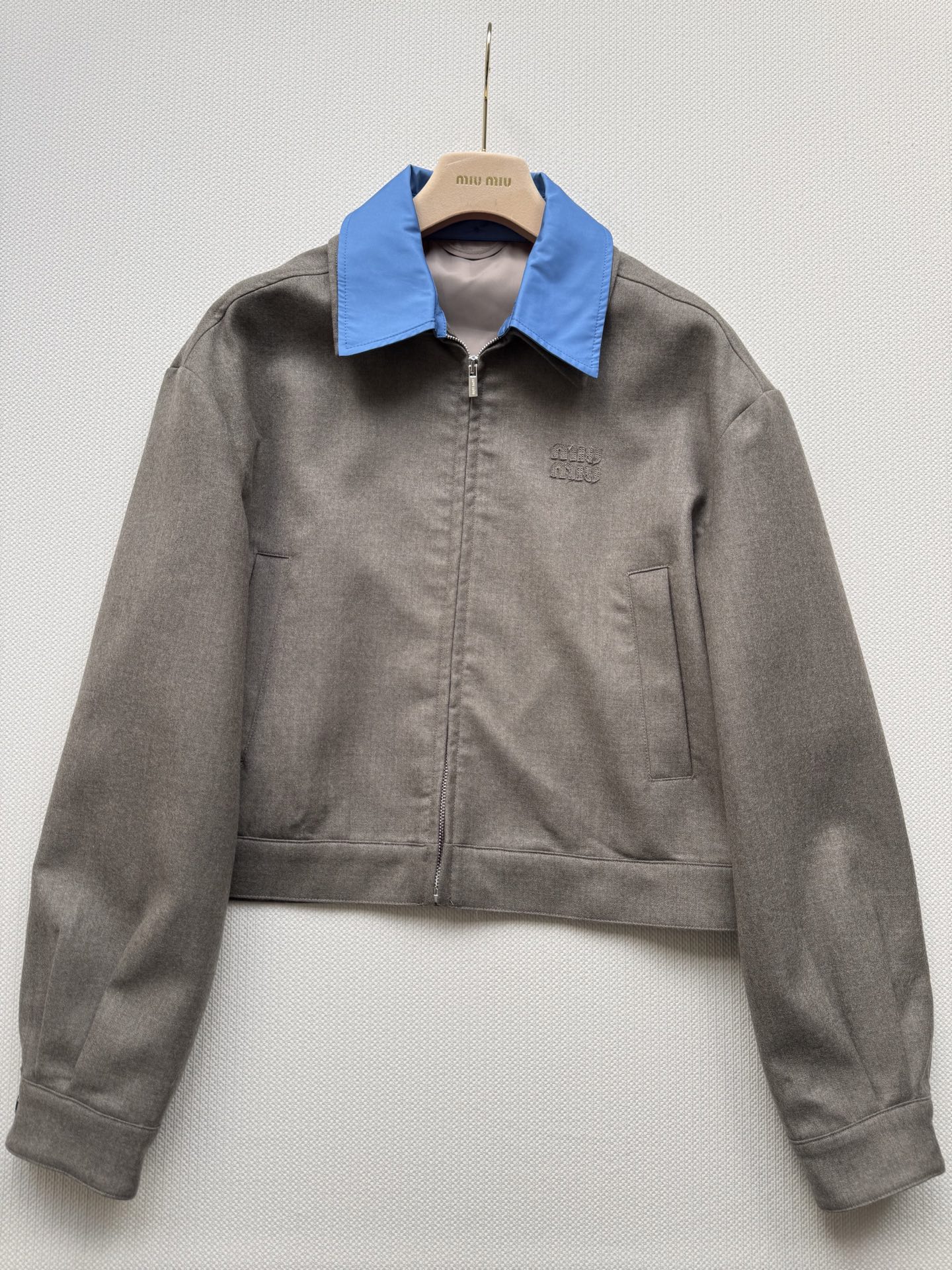 Miumi* 25FW早秋新款 刺绣徽标华达呢拼接领外套🧥纯羊毛材质 原版开发！高版出品！这款工装夹克的