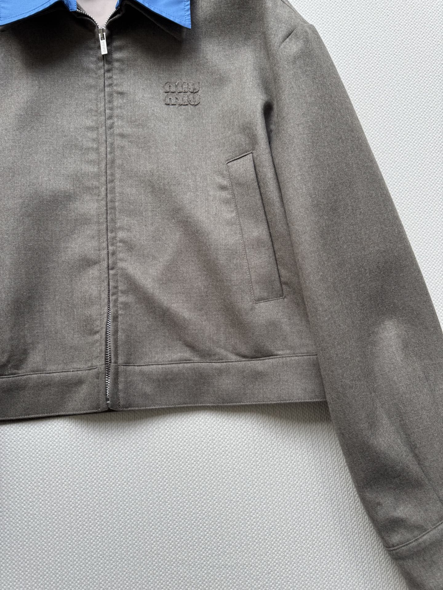 Miumi* 25FW早秋新款 刺绣徽标华达呢拼接领外套🧥纯羊毛材质 原版开发！高版出品！这款工装夹克的