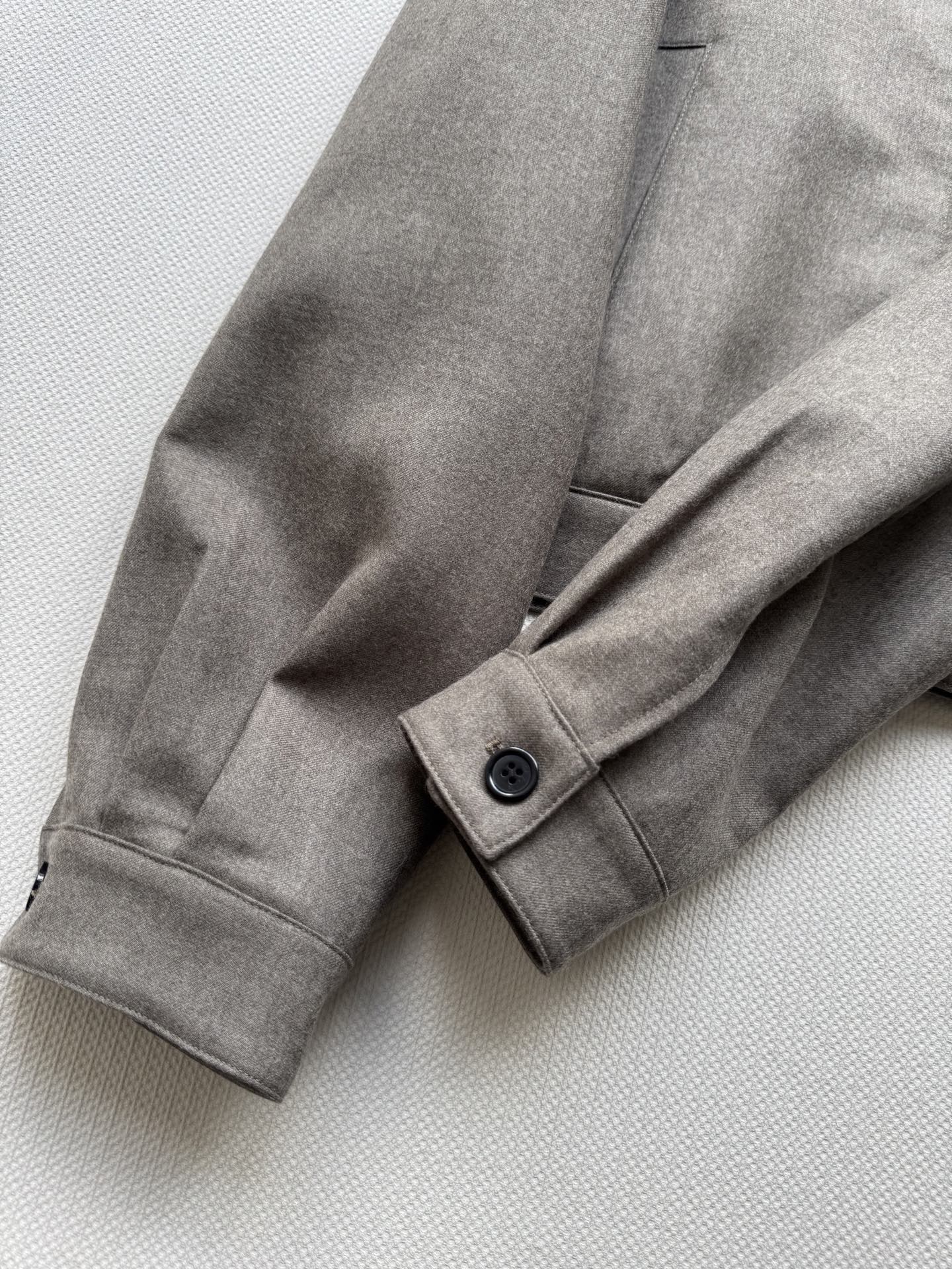 Miumi* 25FW早秋新款 刺绣徽标华达呢拼接领外套🧥纯羊毛材质 原版开发！高版出品！这款工装夹克的
