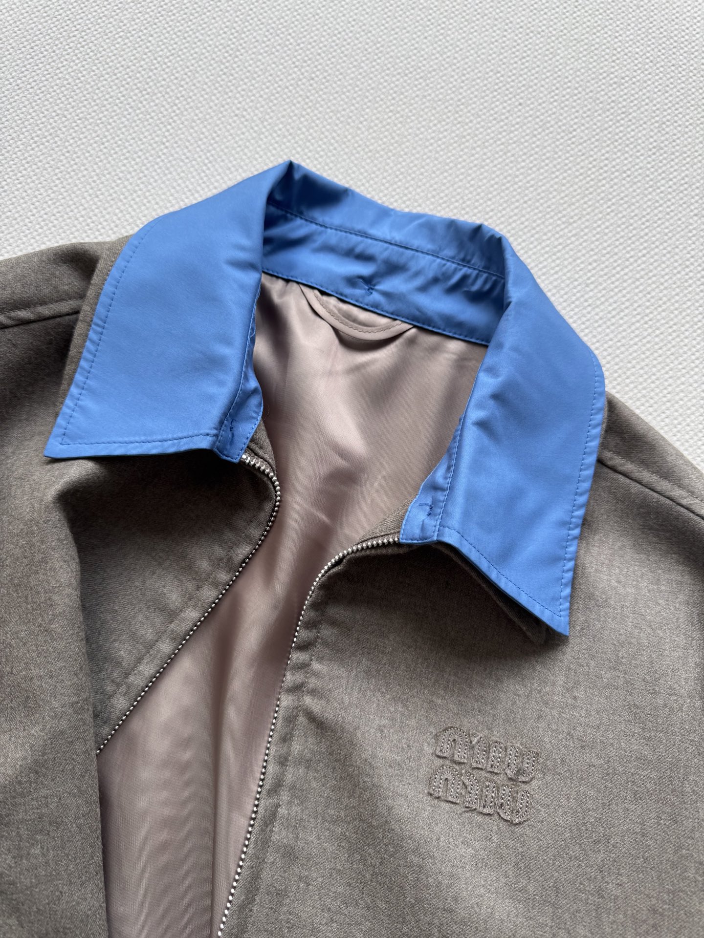 Miumi* 25FW早秋新款 刺绣徽标华达呢拼接领外套🧥纯羊毛材质 原版开发！高版出品！这款工装夹克的