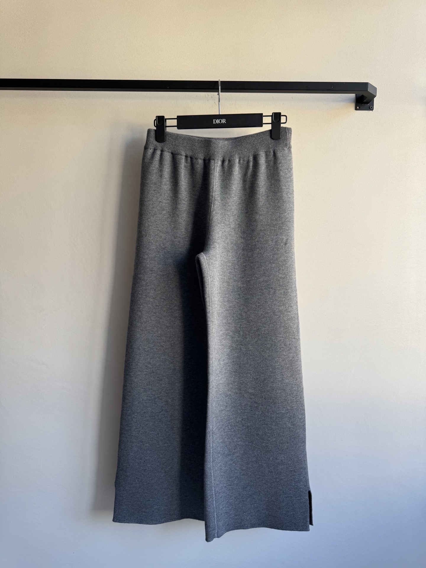 Dio*🆕新款，双面穿刺绣长裤👖精纺针织羊绒进行编织 精纺羊毛织物表面光洁 纹路清晰 质地紧密 上身不挑