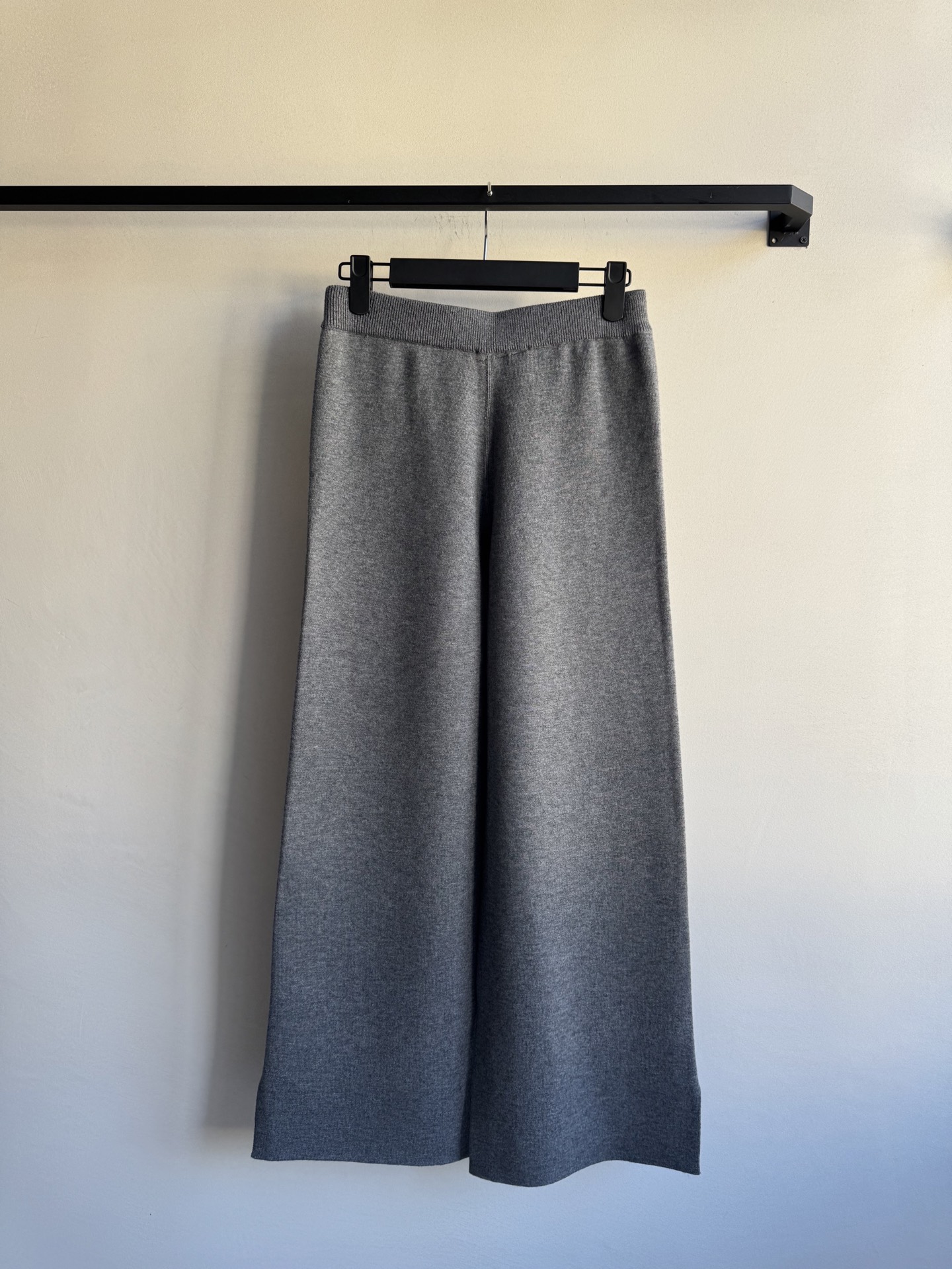 Dio*🆕新款，双面穿刺绣长裤👖精纺针织羊绒进行编织 精纺羊毛织物表面光洁 纹路清晰 质地紧密 上身不挑