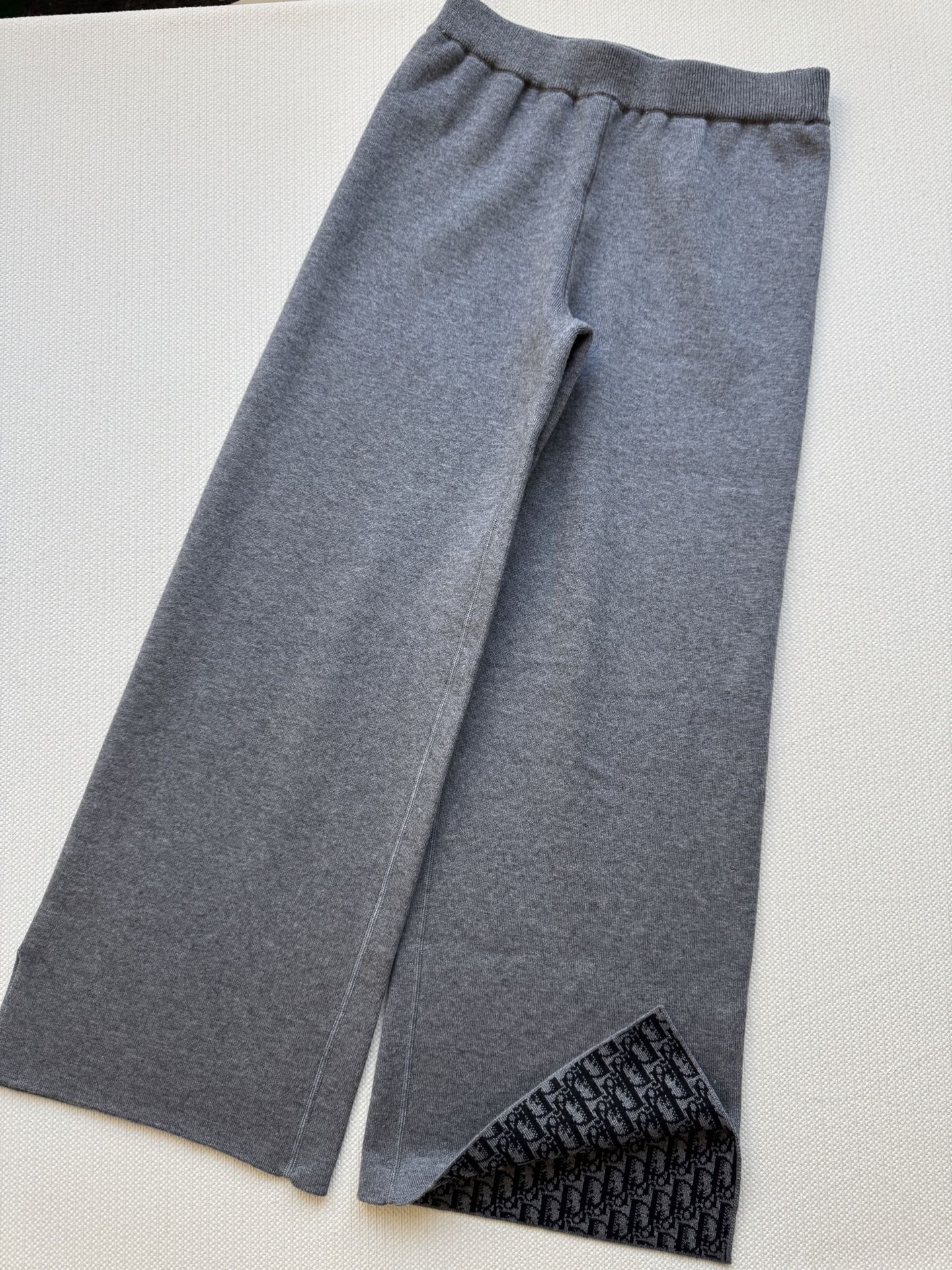 Dio*🆕新款，双面穿刺绣长裤👖精纺针织羊绒进行编织 精纺羊毛织物表面光洁 纹路清晰 质地紧密 上身不挑