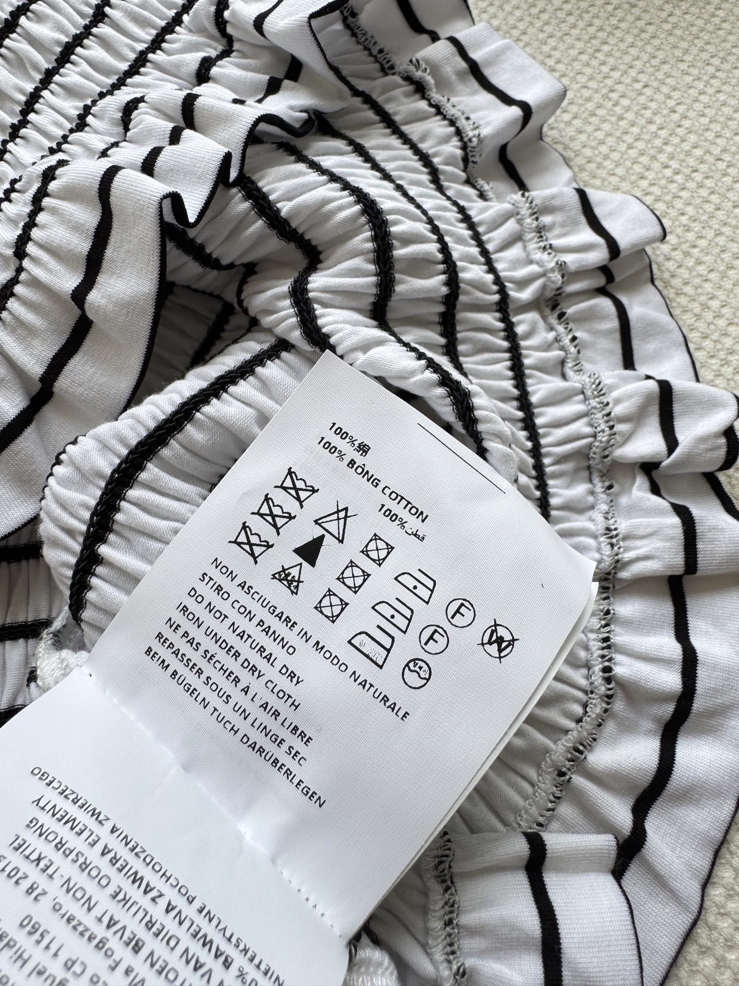 Miu Mi*🆕早秋新款 复古条纹褶皱连衣裙👗褶皱肌理藏着小心机 复古黑白条纹自带松弛感，木耳花边细节甜