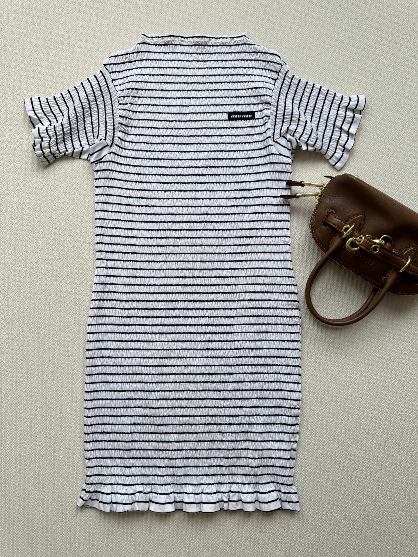 Miu Mi*🆕早秋新款 复古条纹褶皱连衣裙👗褶皱肌理藏着小心机 复古黑白条纹自带松弛感，木耳花边细节甜