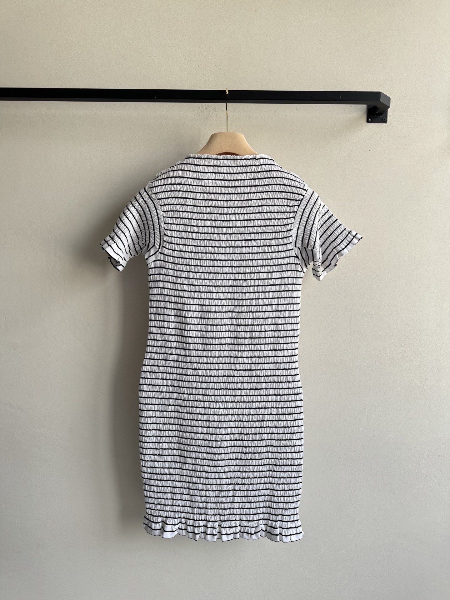 Miu Mi*🆕早秋新款 复古条纹褶皱连衣裙👗褶皱肌理藏着小心机 复古黑白条纹自带松弛感，木耳花边细节甜