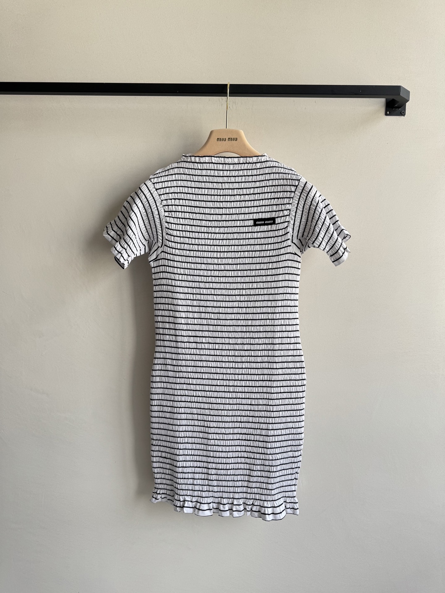Miu Mi*🆕早秋新款 复古条纹褶皱连衣裙👗褶皱肌理藏着小心机 复古黑白条纹自带松弛感，木耳花边细节甜