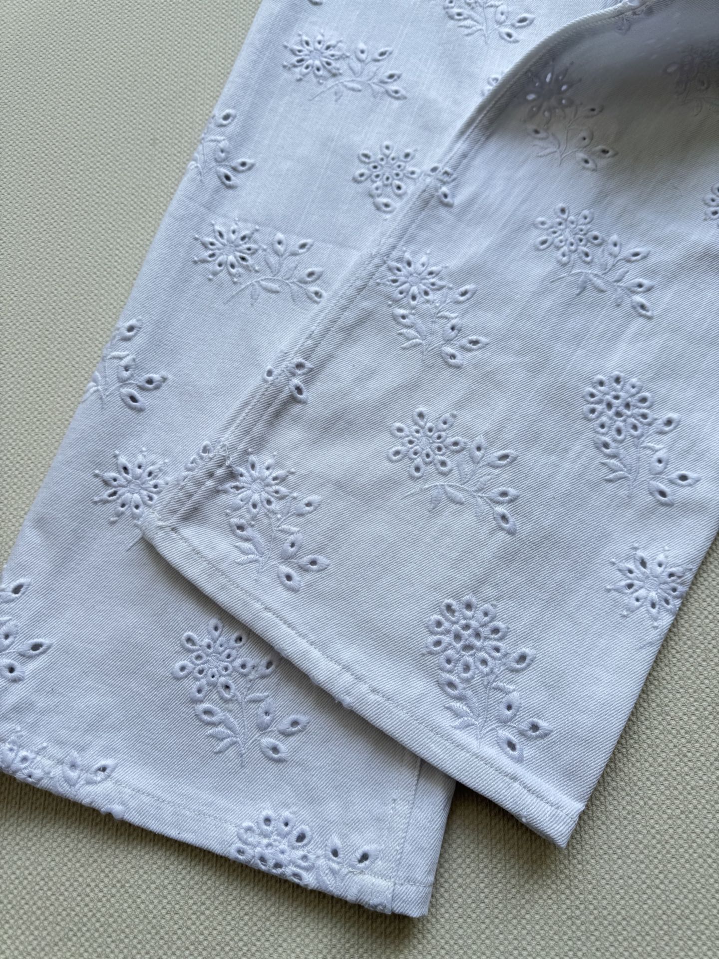Chol*🆕新款，镂空绣花花朵牛仔裤👖ＳＭＬ.