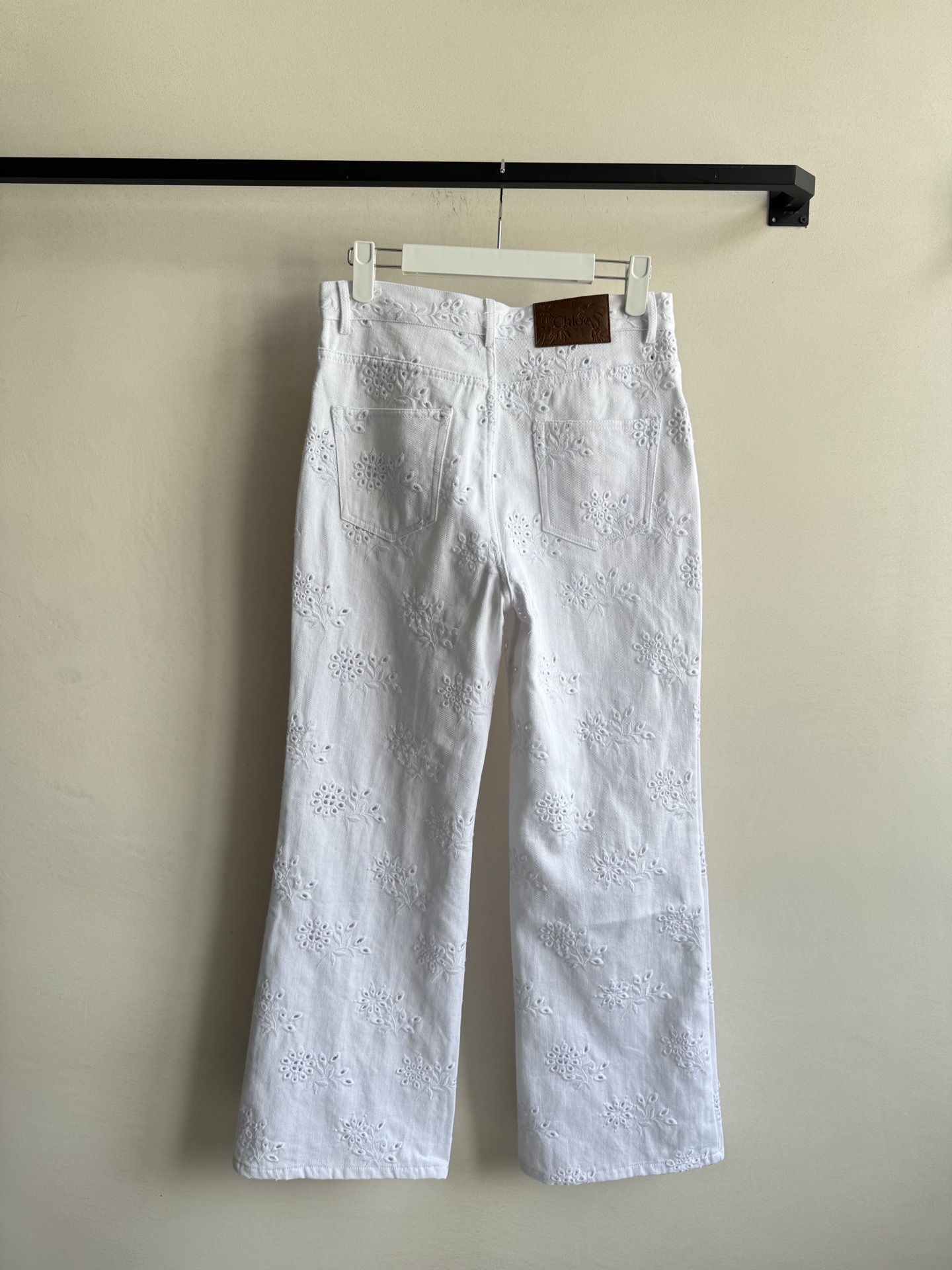 Chol*🆕新款，镂空绣花花朵牛仔裤👖ＳＭＬ.