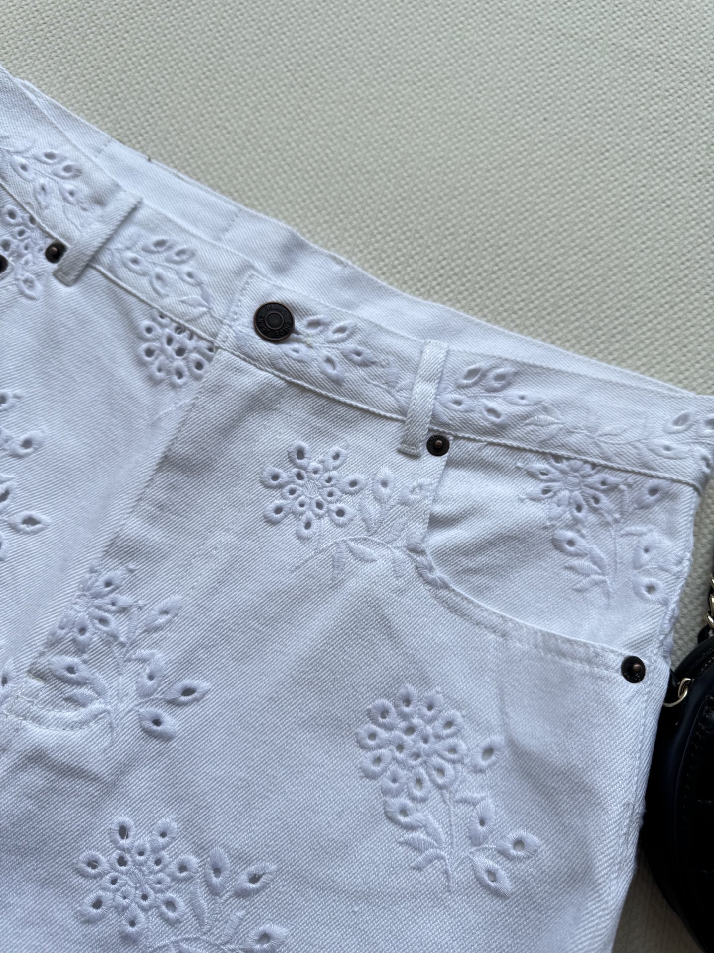 Chol*🆕新款，镂空绣花花朵牛仔裤👖ＳＭＬ.