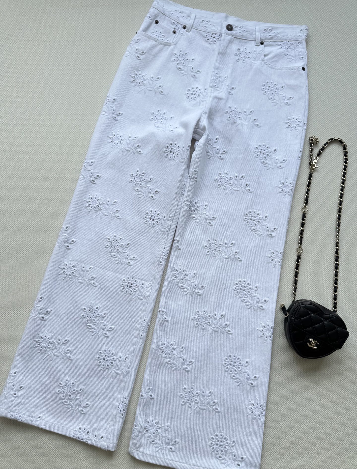 Chol*🆕新款，镂空绣花花朵牛仔裤👖ＳＭＬ.