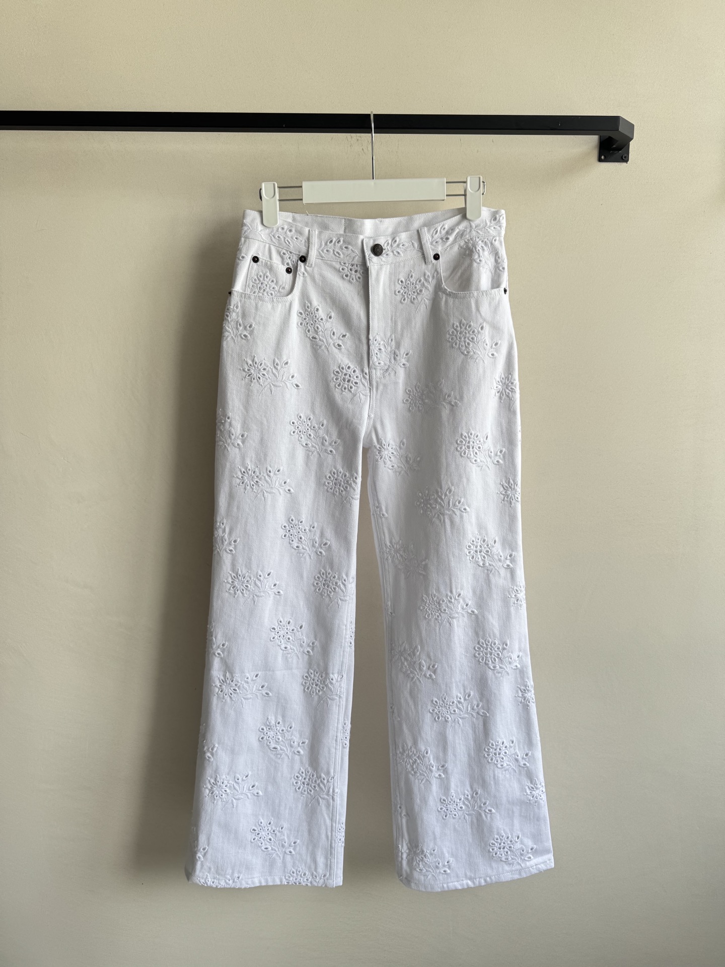 Chol*🆕新款，镂空绣花花朵牛仔裤👖ＳＭＬ.