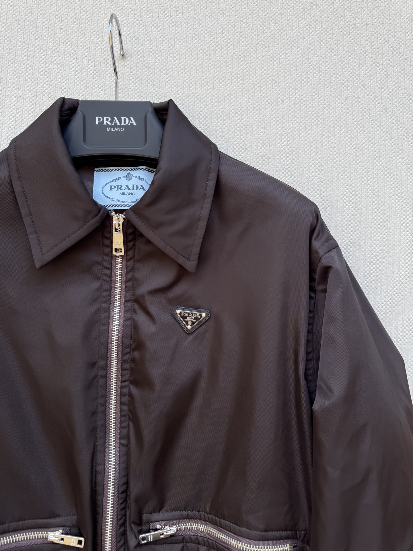 Prad*🆕新款，YB开发夹克外套高版出品 质感光泽 挺括有型 翻领夹克外套剪裁 胸前三角金属字母徽标装
