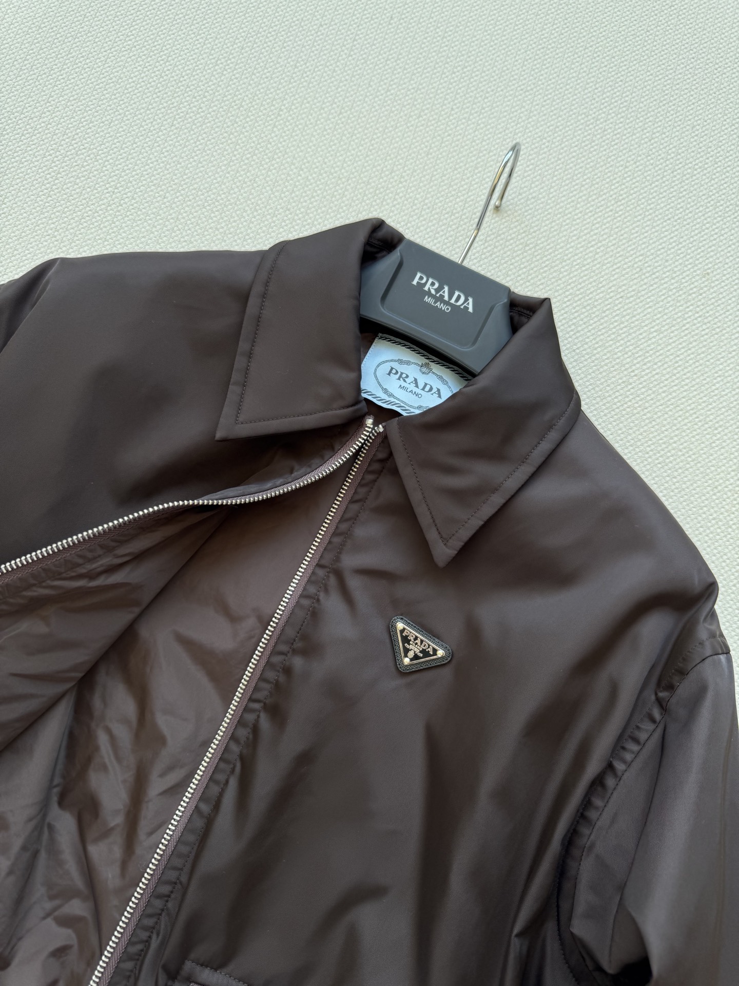 Prad*🆕新款，YB开发夹克外套高版出品 质感光泽 挺括有型 翻领夹克外套剪裁 胸前三角金属字母徽标装