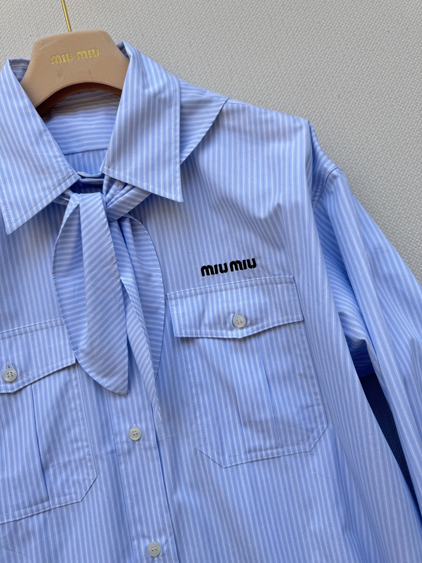  Miu Mi*🆕25新款气质翻领长款条纹衬衫
爆单系列款  气质女神必入 【原版定制】 
撞色字母刺绣