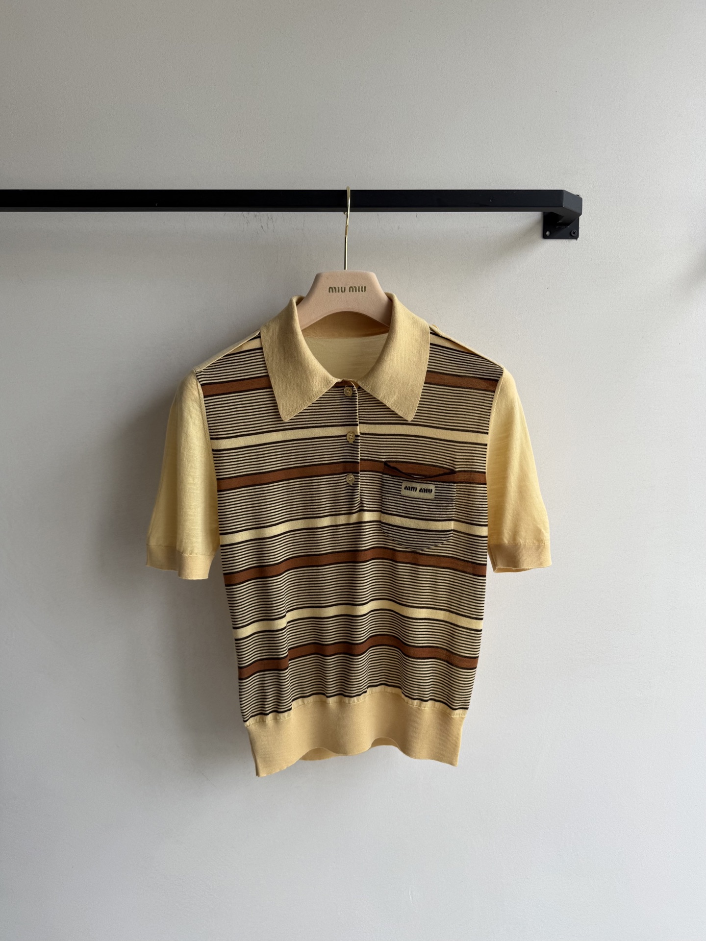 Miumi* 25Fw秋冬新款 微标黄条纹短袖针织polo上衣丨⚠独家yb开发！高版出品！订染纱线毛料同