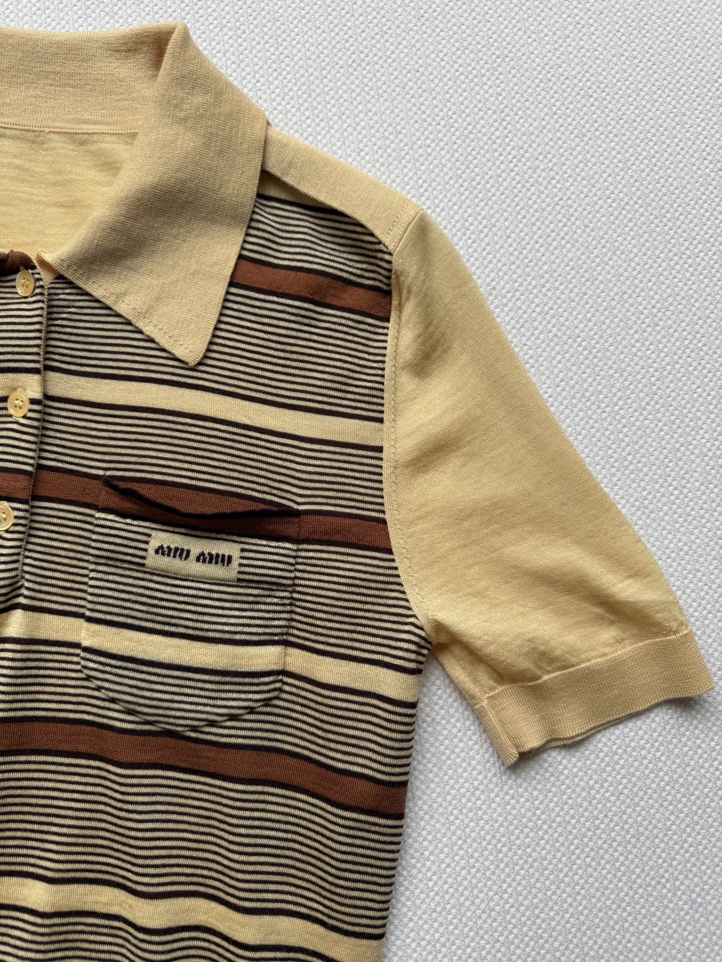 Miumi* 25Fw秋冬新款 微标黄条纹短袖针织polo上衣丨⚠独家yb开发！高版出品！订染纱线毛料同