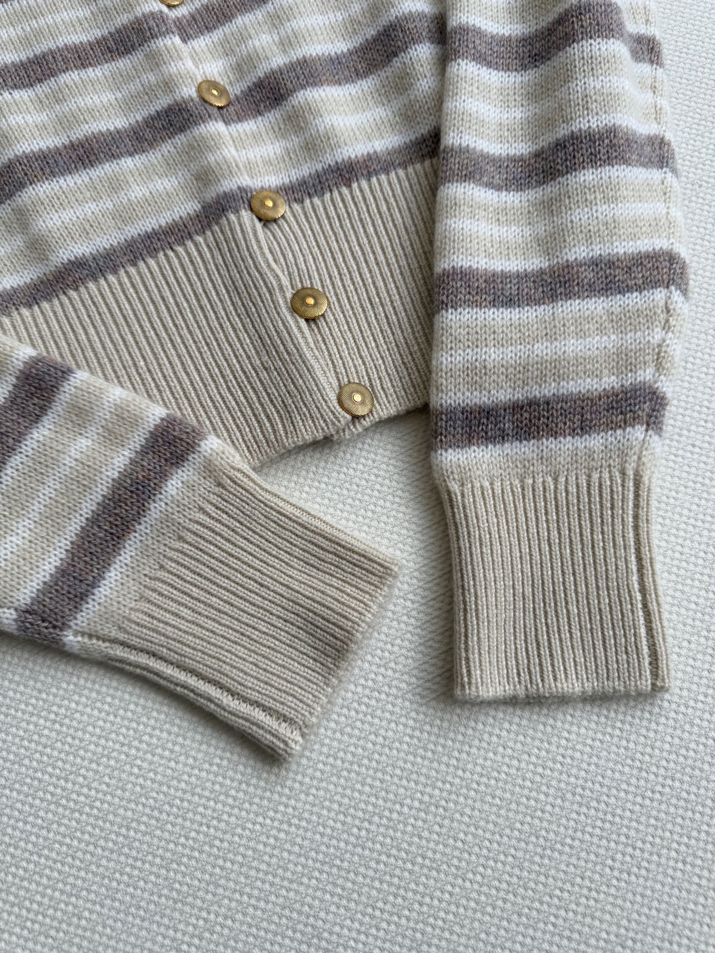 LoroPian*🆕25早秋新款高级配色条纹针织套头衫 温柔极致优雅的调调，简约风气质迷人。定制羊毛羊绒