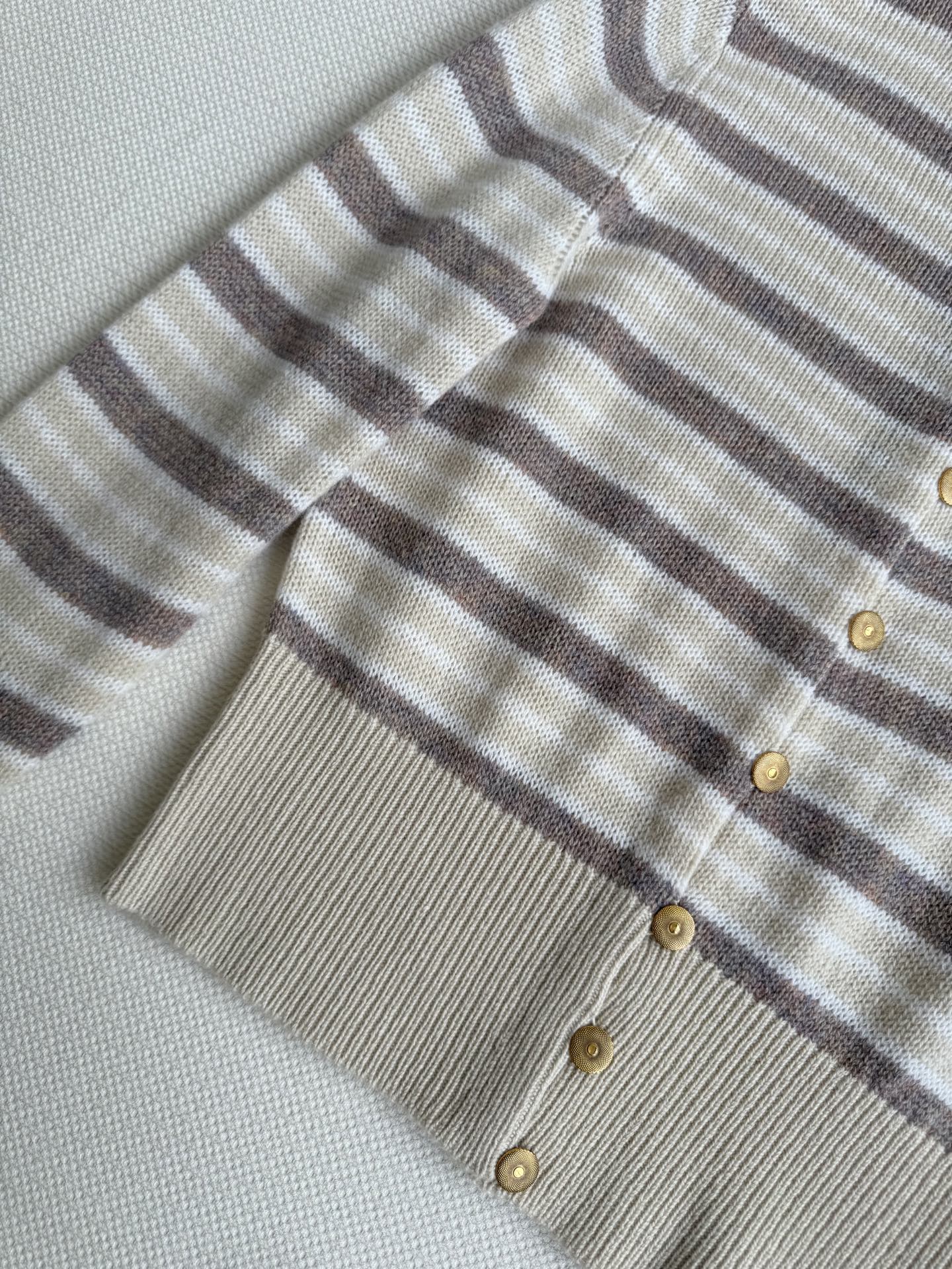 LoroPian*🆕25早秋新款高级配色条纹针织套头衫 温柔极致优雅的调调，简约风气质迷人。定制羊毛羊绒