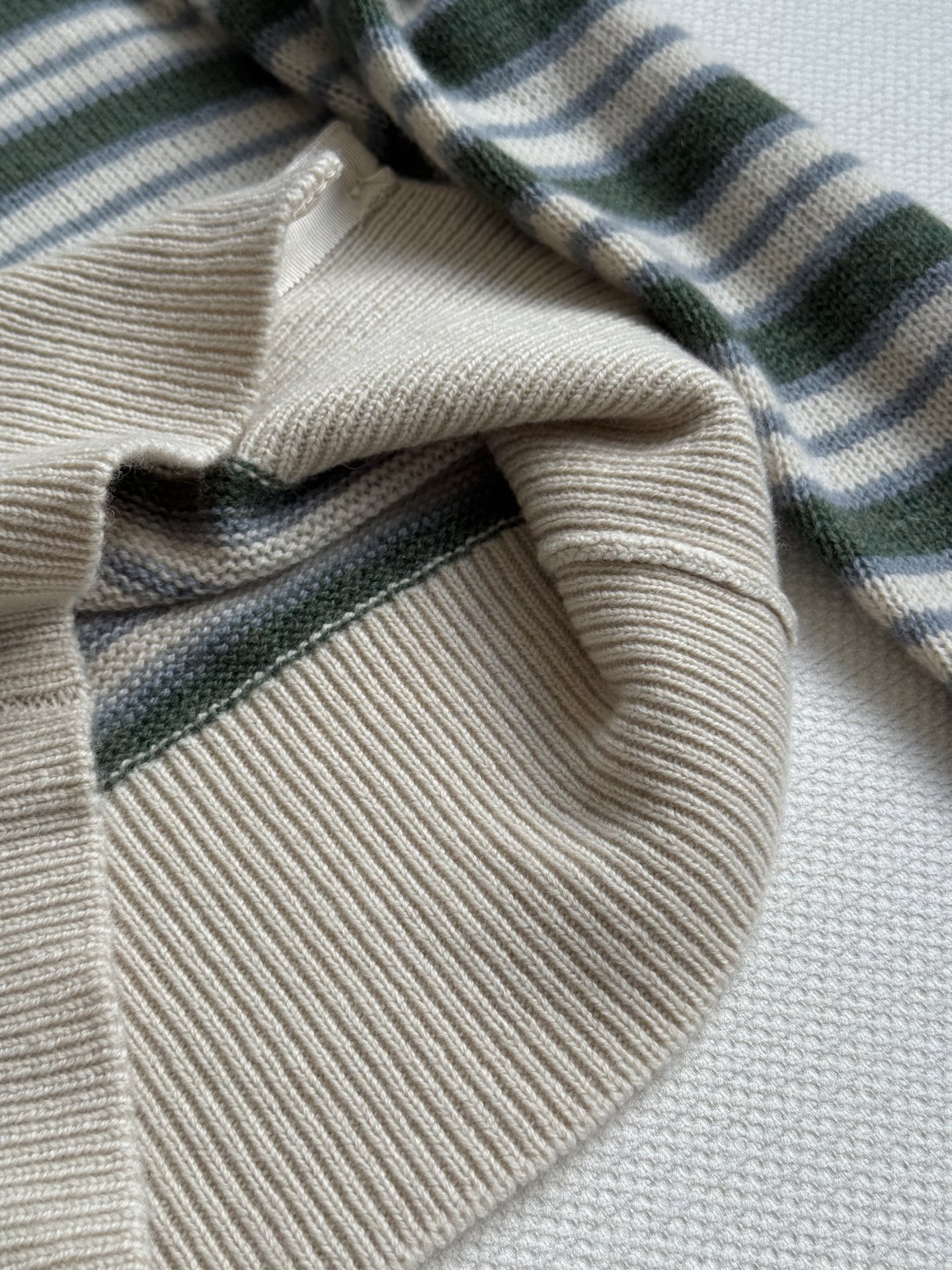 LoroPian*🆕25早秋新款高级配色条纹针织套头衫 温柔极致优雅的调调，简约风气质迷人。定制羊毛羊绒