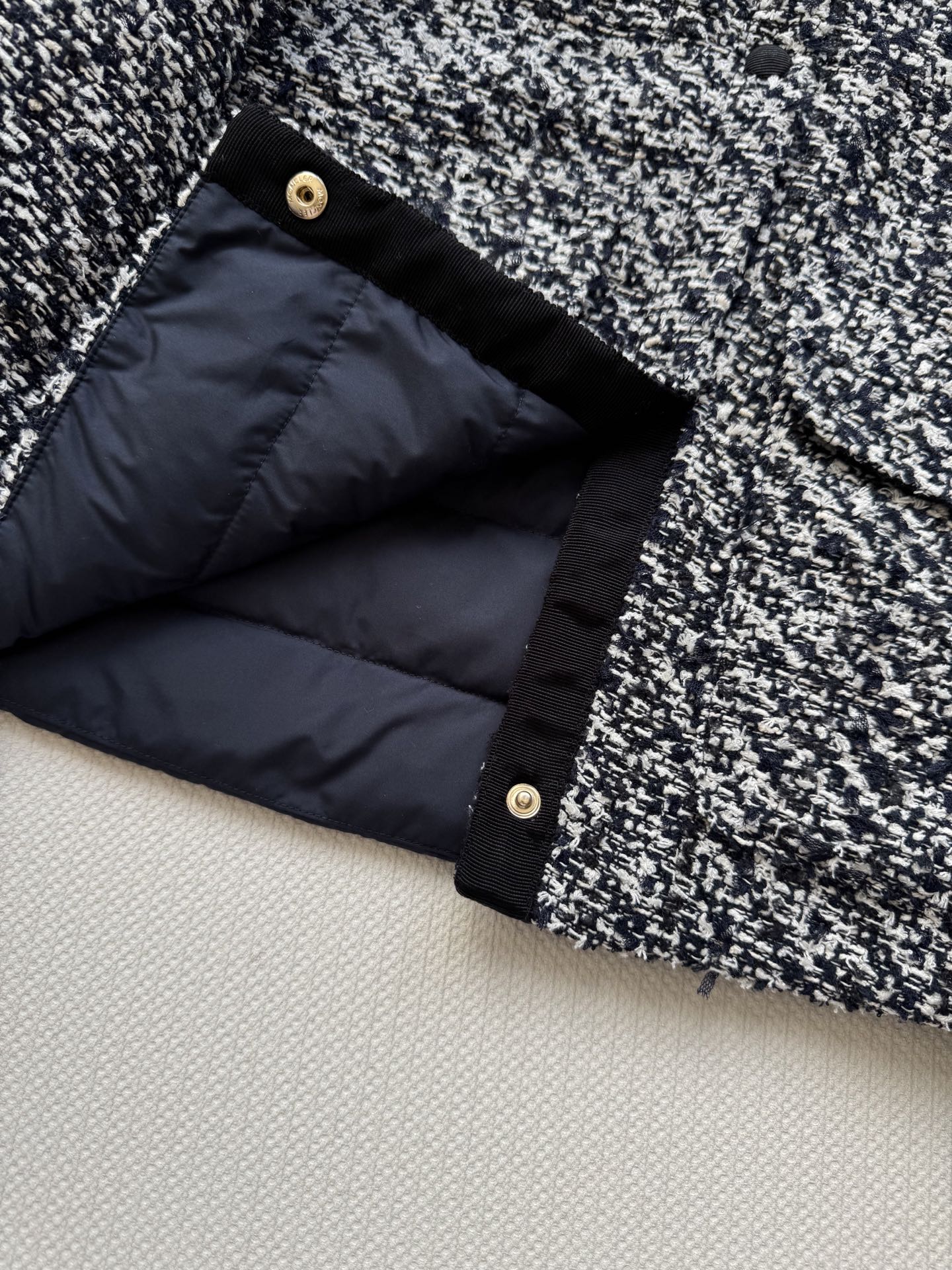 Moncle*🆕新款，粗呢面料拼接羽绒服，好时尚潮流的设计😍香风编织短款立领面包服羽绒服外套，当小香风编