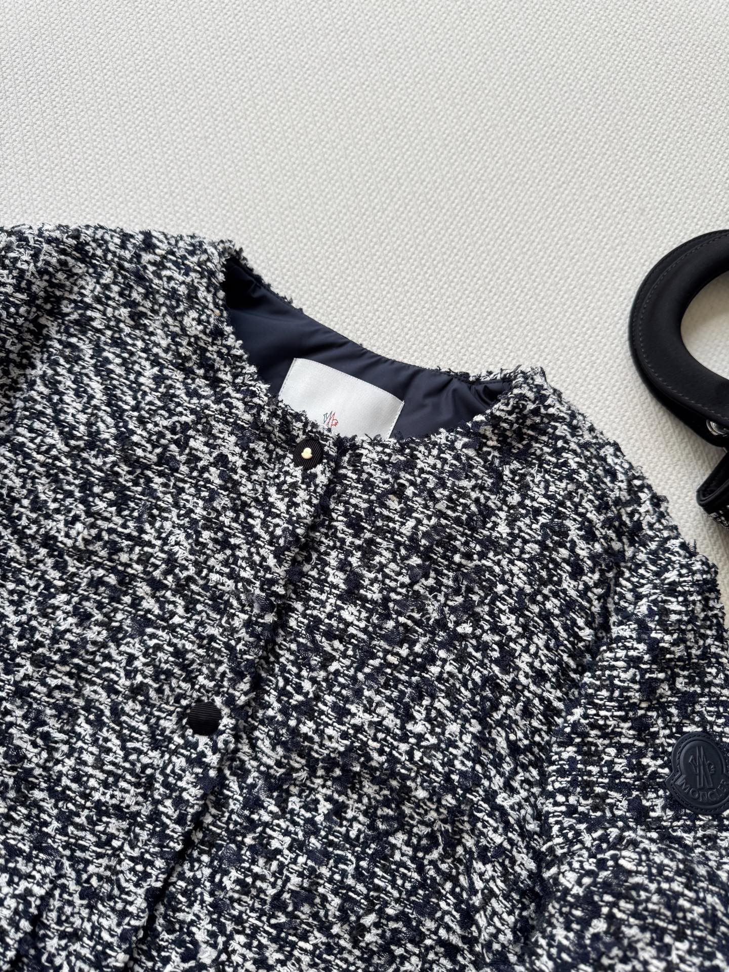 Moncle*🆕新款，粗呢面料拼接羽绒服，好时尚潮流的设计😍香风编织短款立领面包服羽绒服外套，当小香风编