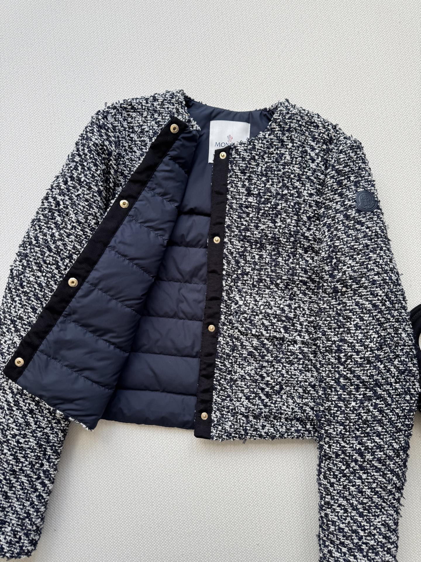 Moncle*🆕新款，粗呢面料拼接羽绒服，好时尚潮流的设计😍香风编织短款立领面包服羽绒服外套，当小香风编