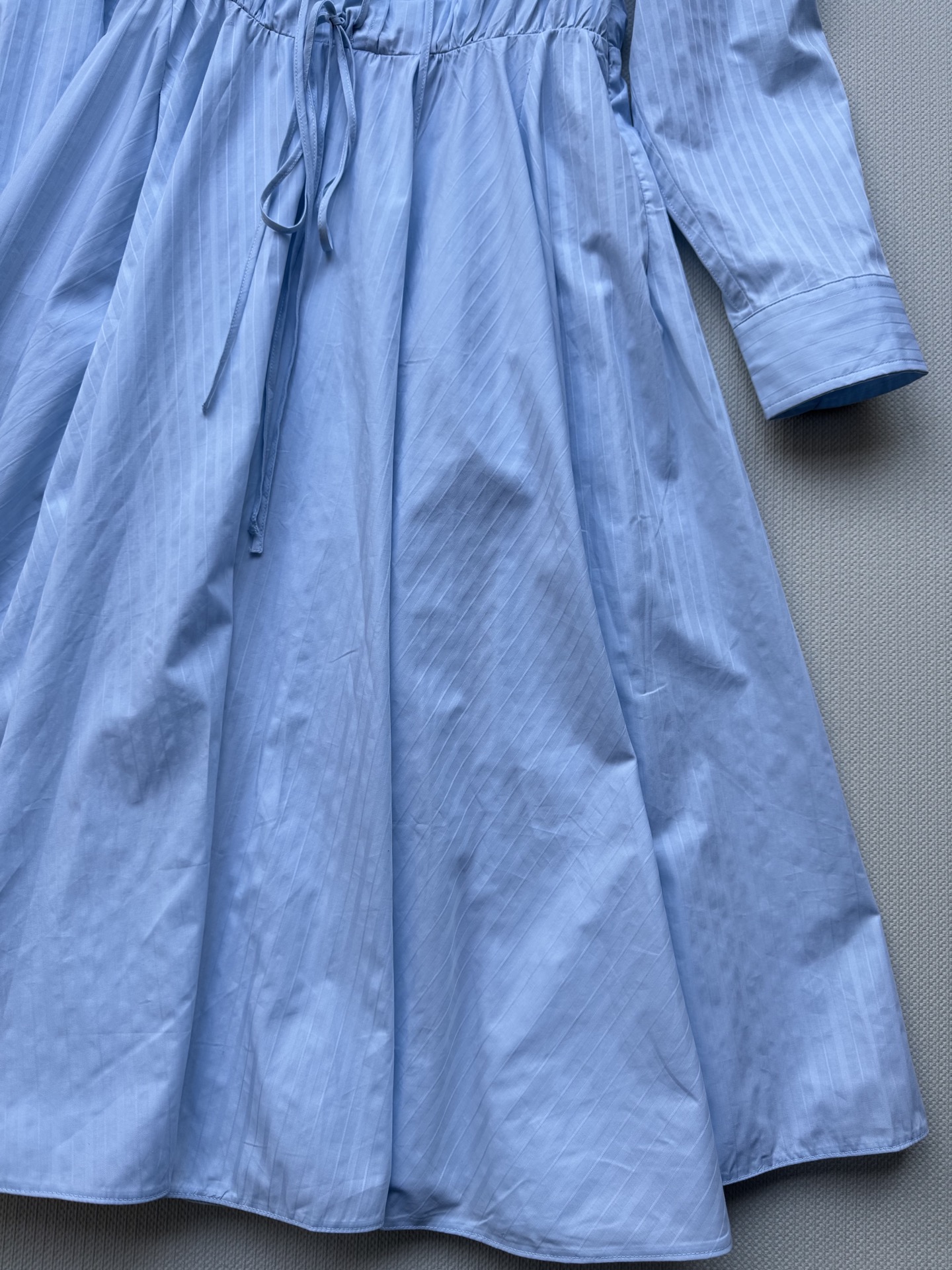 Prad*🆕25新款浅蓝与连衣裙👗的碰撞 清新又有层次感 腰部是舒适的松紧设计 前面的绑带设计细节精致又