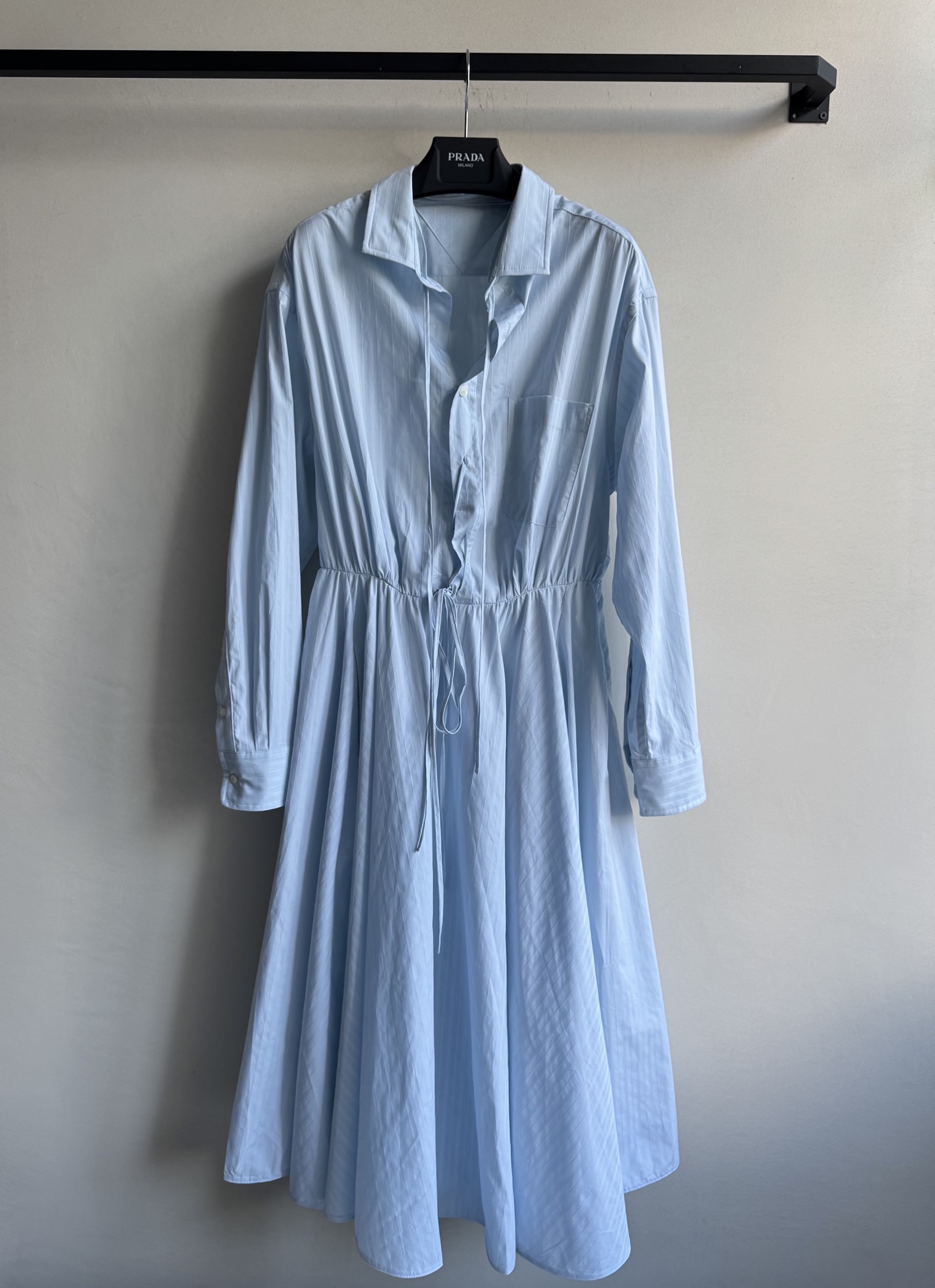 Prad*🆕25新款浅蓝与连衣裙👗的碰撞 清新又有层次感 腰部是舒适的松紧设计 前面的绑带设计细节精致又