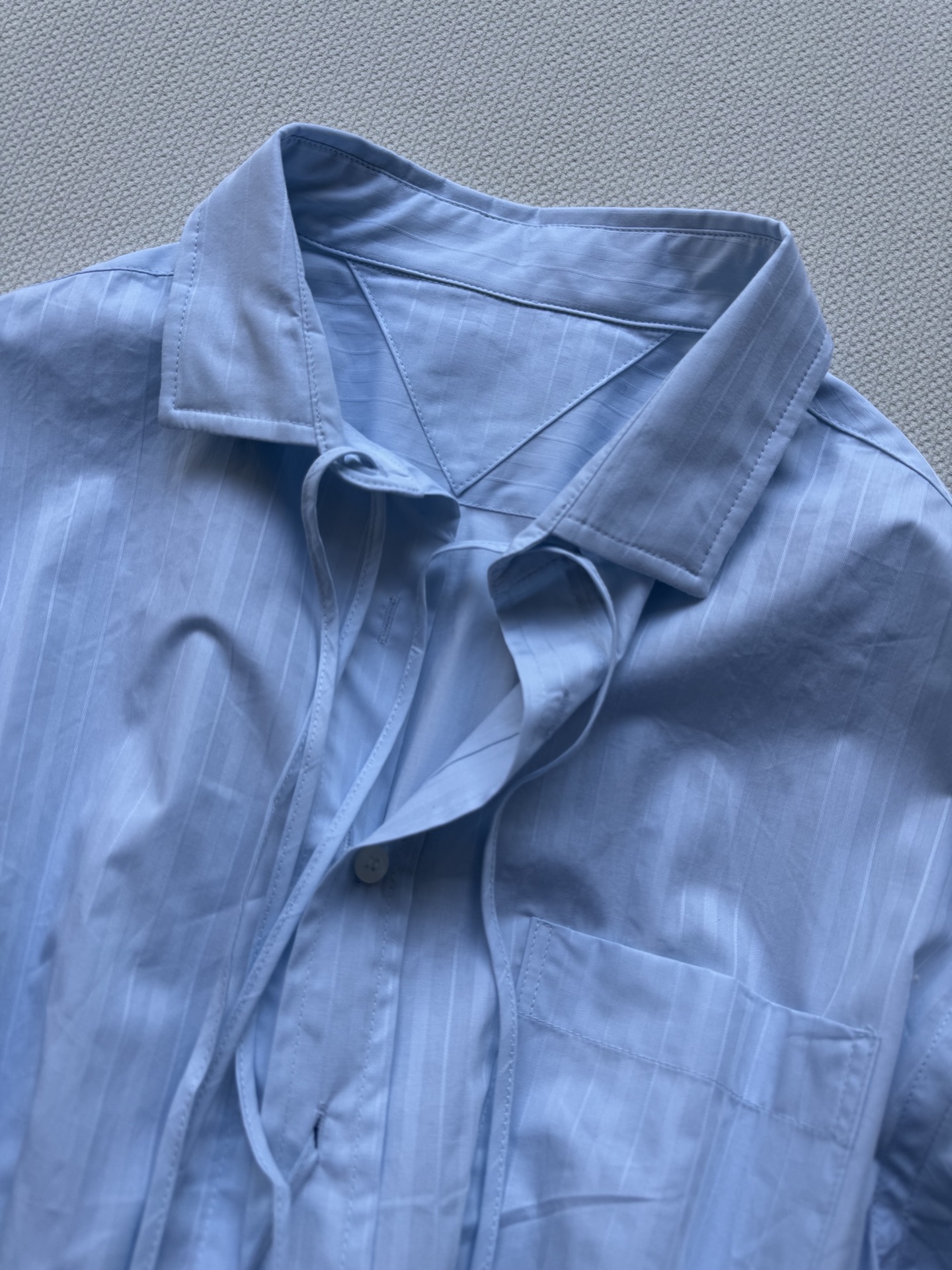 Prad*🆕25新款浅蓝与连衣裙👗的碰撞 清新又有层次感 腰部是舒适的松紧设计 前面的绑带设计细节精致又