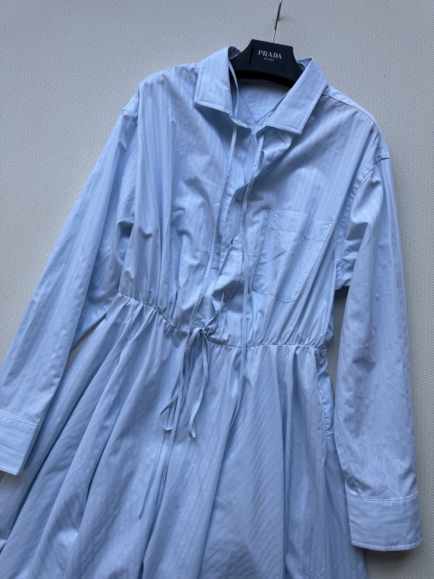 Prad*🆕25新款浅蓝与连衣裙👗的碰撞 清新又有层次感 腰部是舒适的松紧设计 前面的绑带设计细节精致又