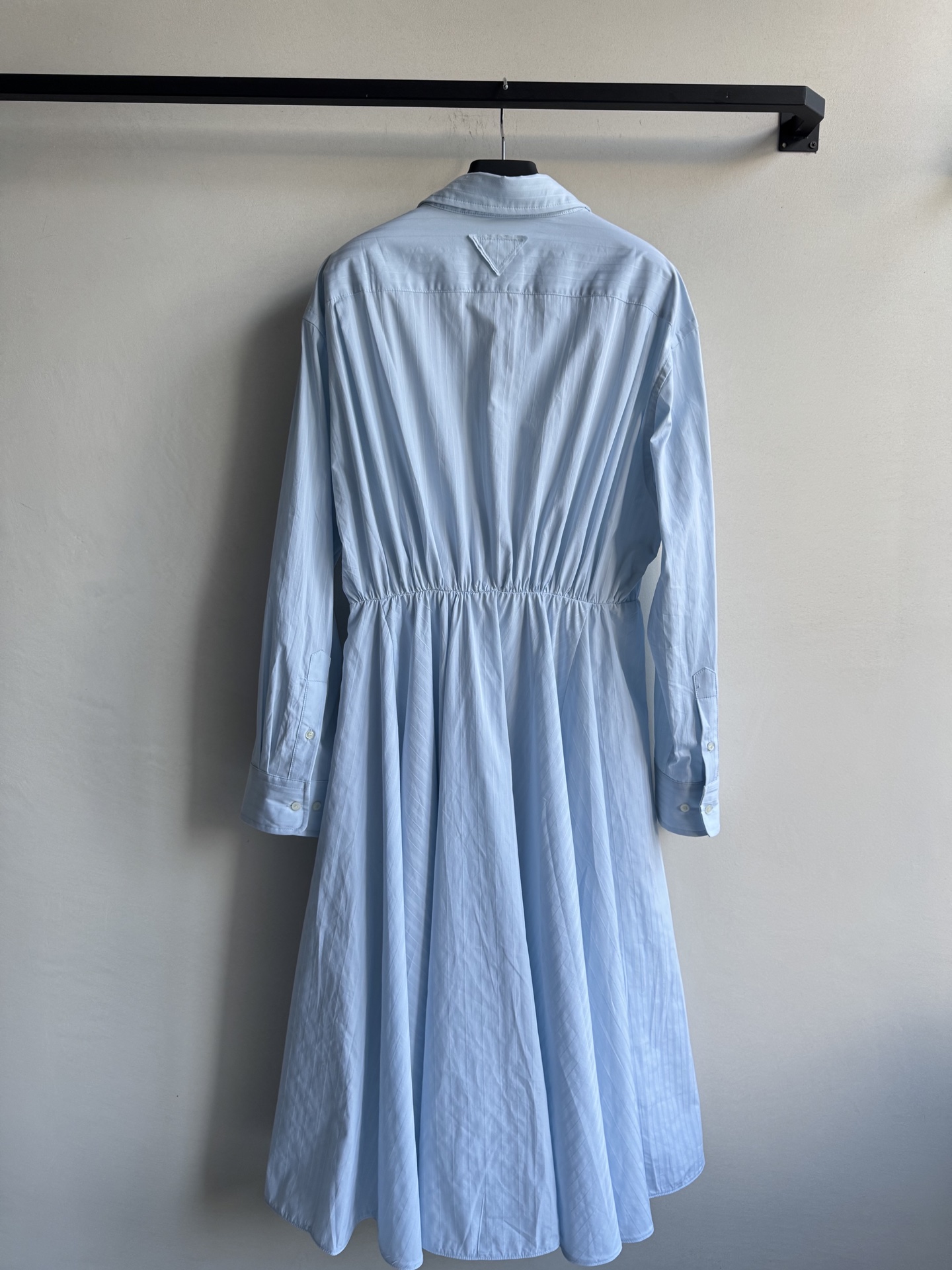 Prad*🆕25新款浅蓝与连衣裙👗的碰撞 清新又有层次感 腰部是舒适的松紧设计 前面的绑带设计细节精致又