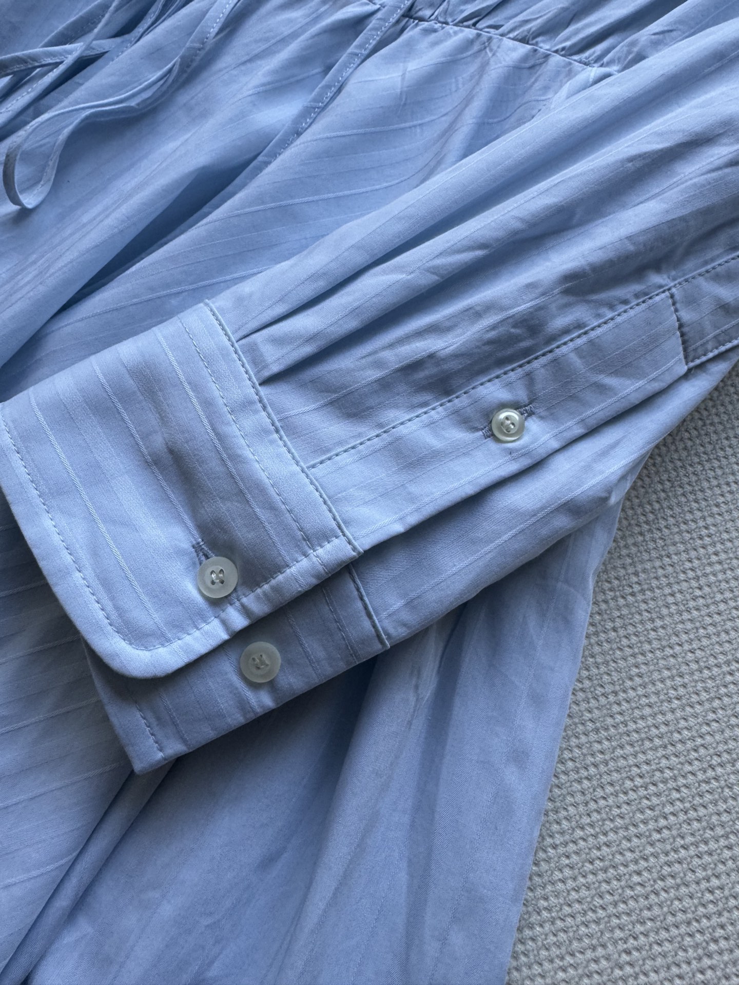 Prad*🆕25新款浅蓝与连衣裙👗的碰撞 清新又有层次感 腰部是舒适的松紧设计 前面的绑带设计细节精致又