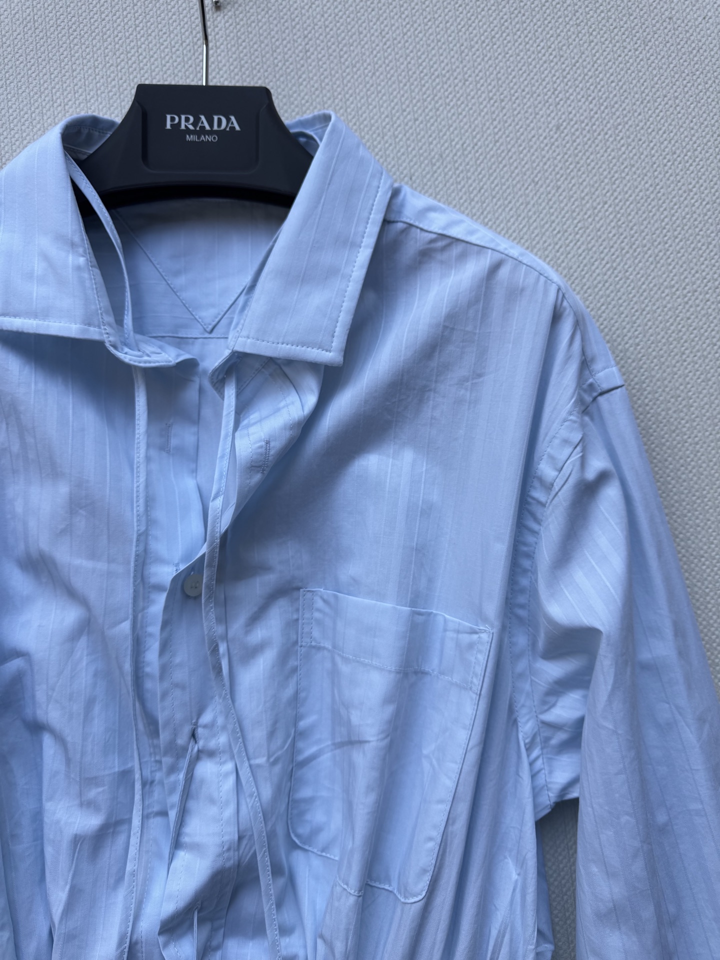 Prad*🆕25新款浅蓝与连衣裙👗的碰撞 清新又有层次感 腰部是舒适的松紧设计 前面的绑带设计细节精致又