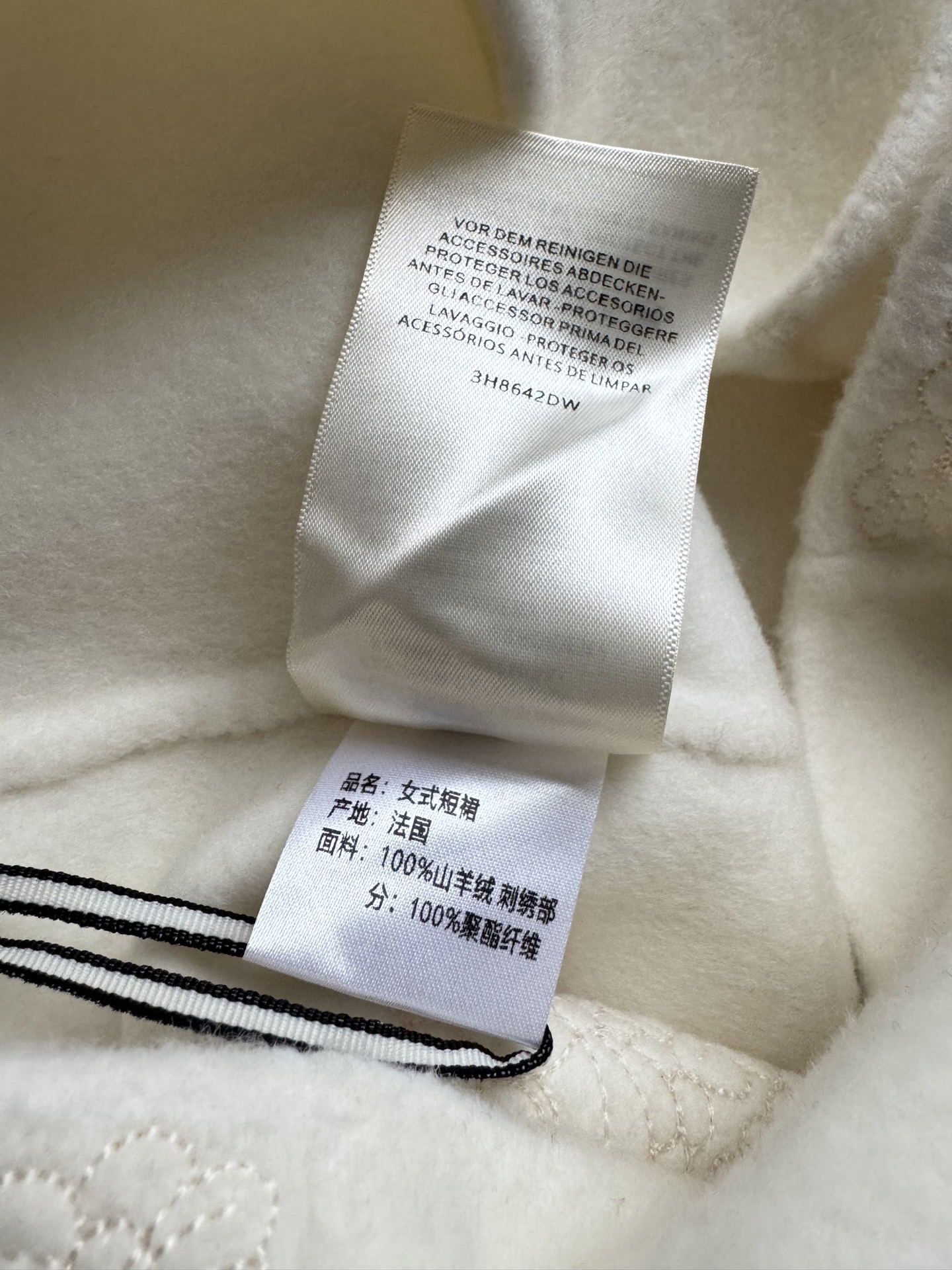 Hermé*🆕新款羊绒半裙，简直是秋冬的完美选择！刺绣细节设计超级精致，不失优雅感，短裙显得腿超级长，显