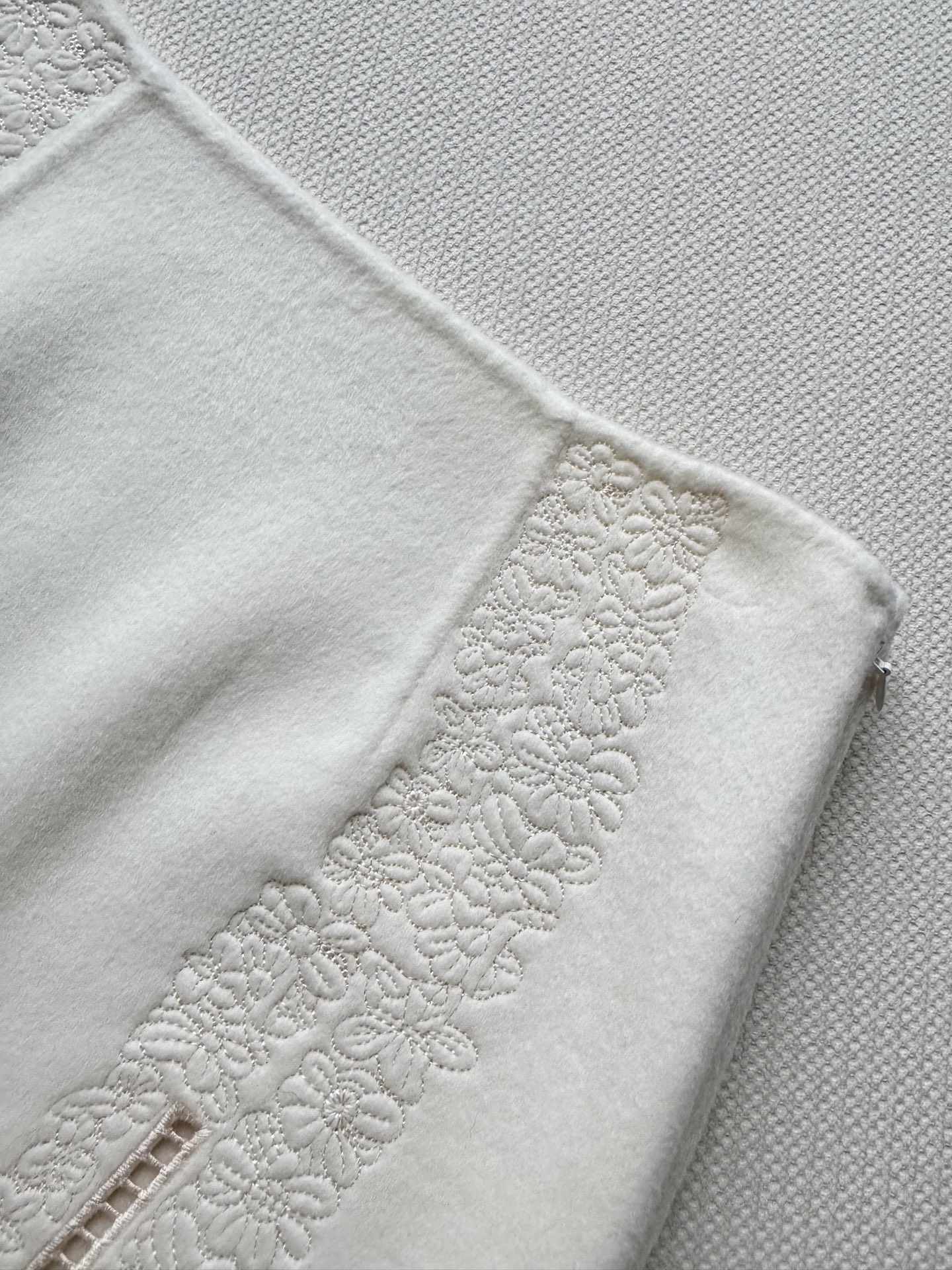 Hermé*🆕新款羊绒半裙，简直是秋冬的完美选择！刺绣细节设计超级精致，不失优雅感，短裙显得腿超级长，显