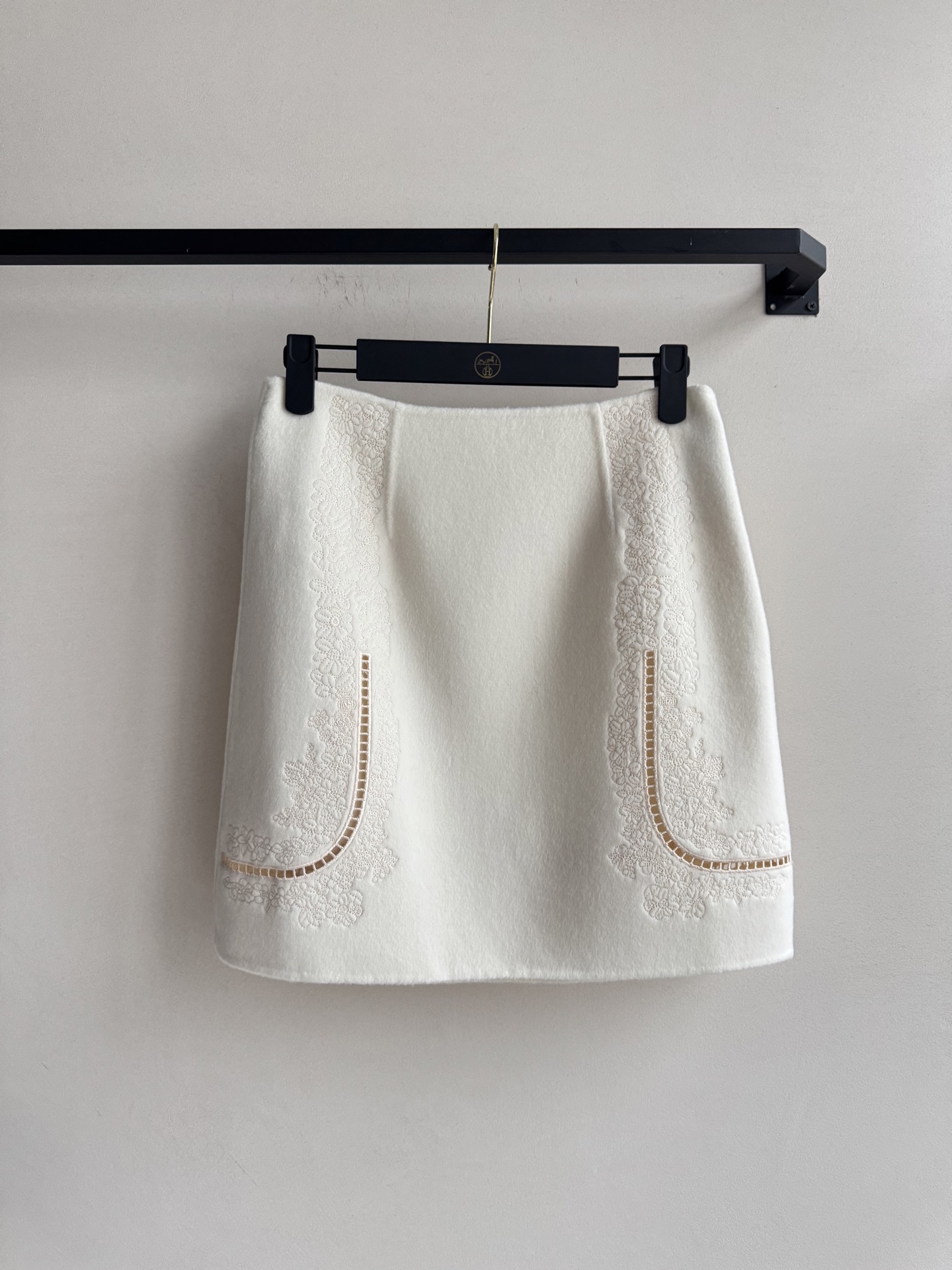 Hermé*🆕新款羊绒半裙，简直是秋冬的完美选择！刺绣细节设计超级精致，不失优雅感，短裙显得腿超级长，显