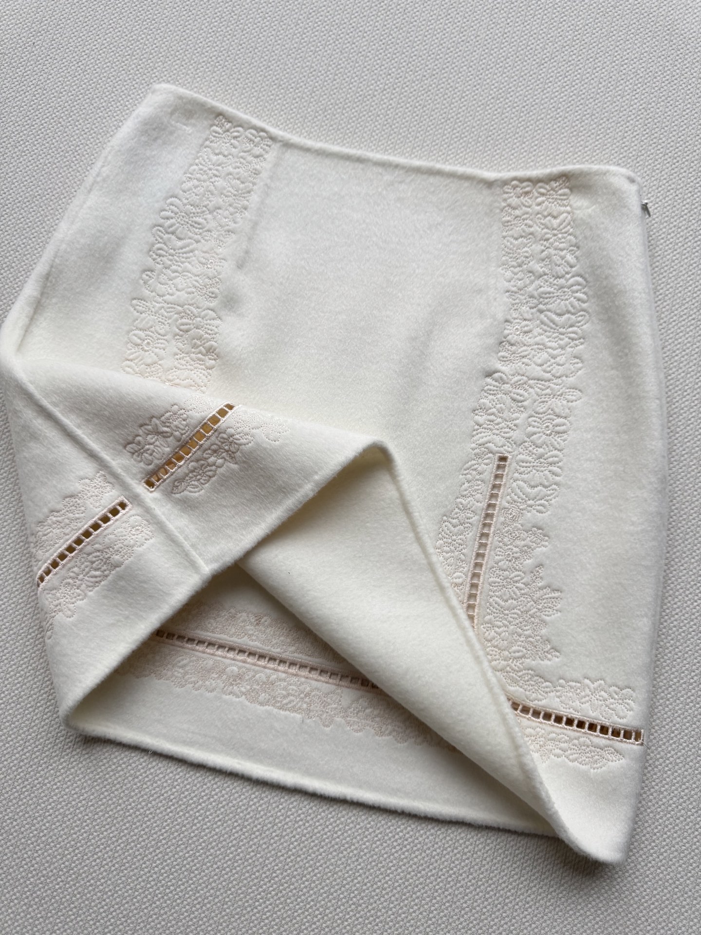 Hermé*🆕新款羊绒半裙，简直是秋冬的完美选择！刺绣细节设计超级精致，不失优雅感，短裙显得腿超级长，显